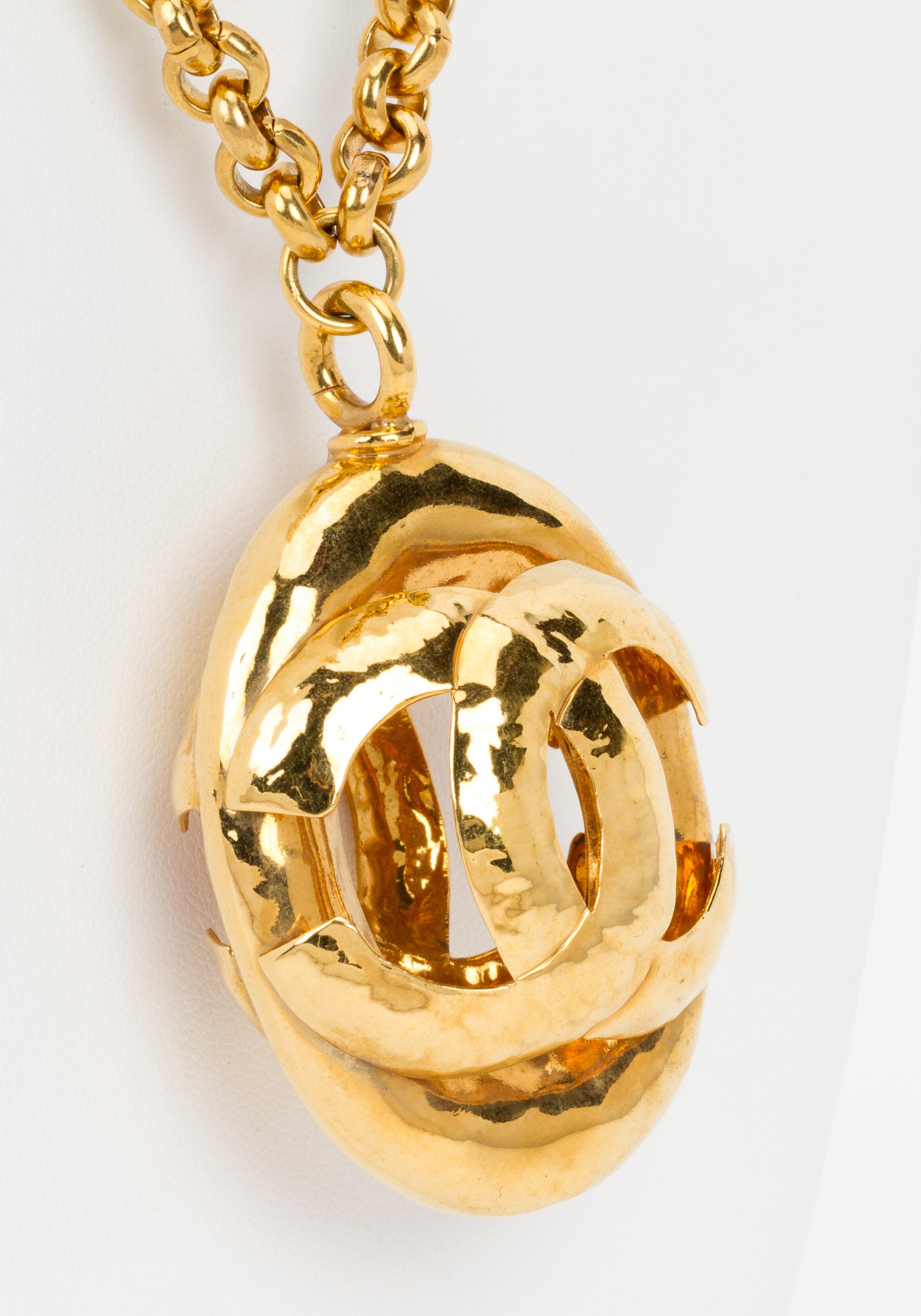 Women's 1980's Vintage Chanel Large Oval CC Logo Pendant Gold Necklace