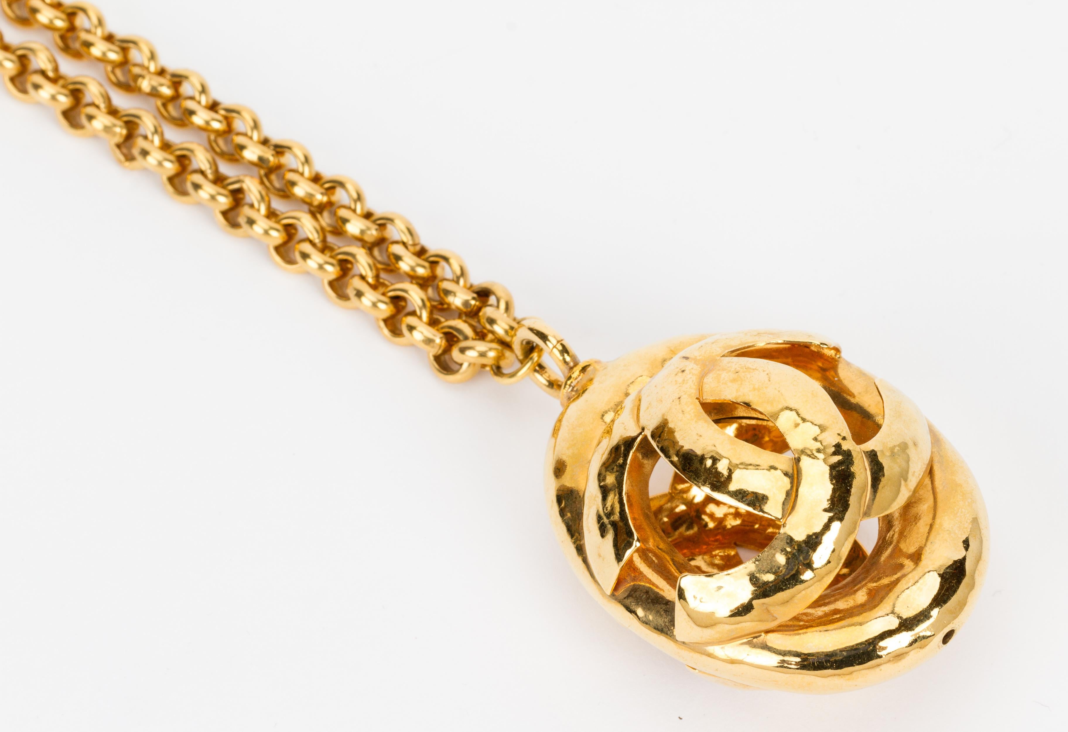 1980's Vintage Chanel Large Oval CC Logo Pendant Gold Necklace 5
