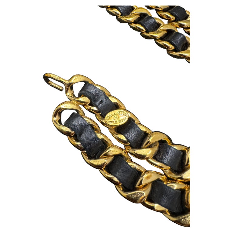 1980s Vintage CHANEL Leather Chain Belt Black Gold For Sale  display picture 1