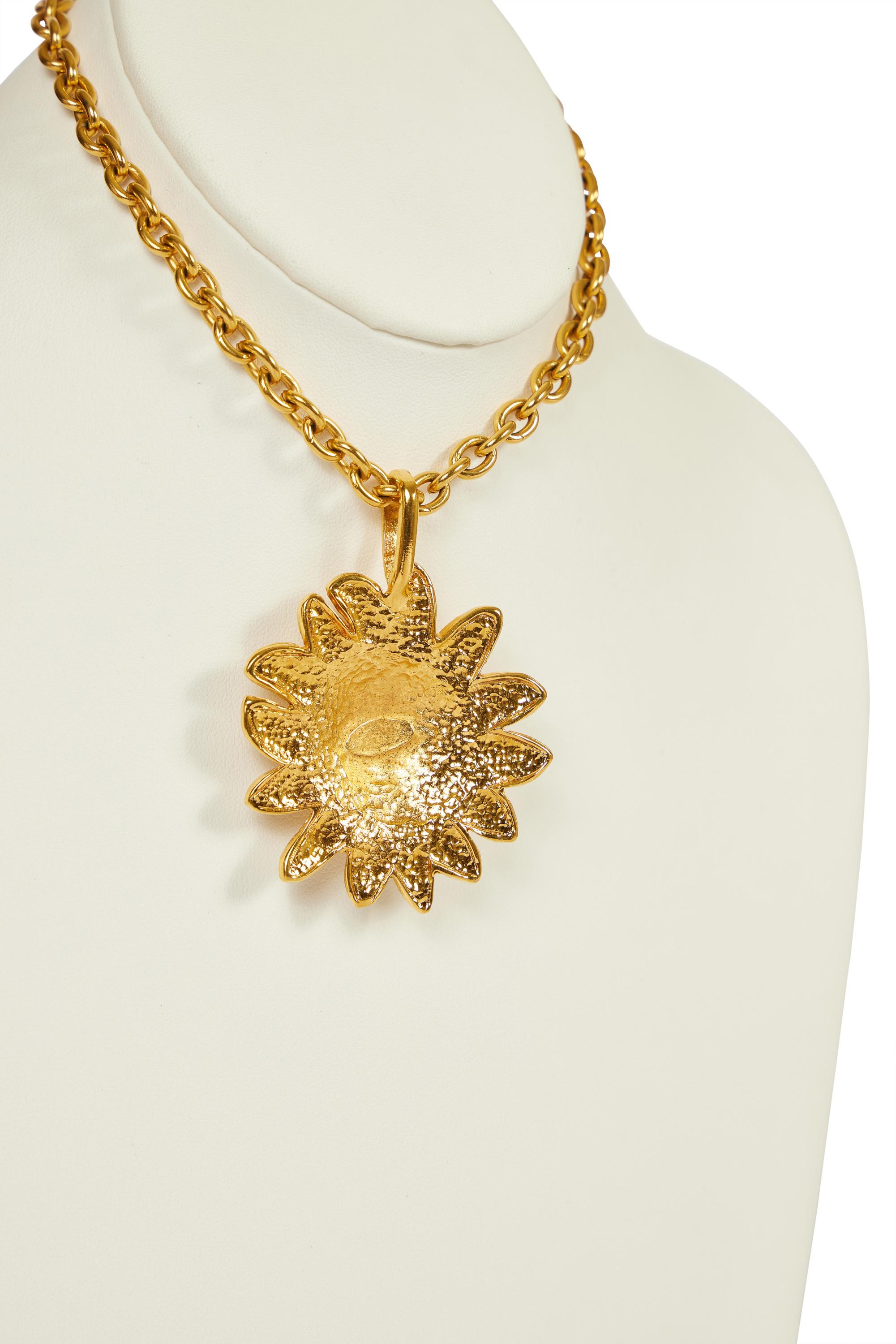 1980's Vintage Chanel Lions Head Gold Necklace In Excellent Condition In West Hollywood, CA