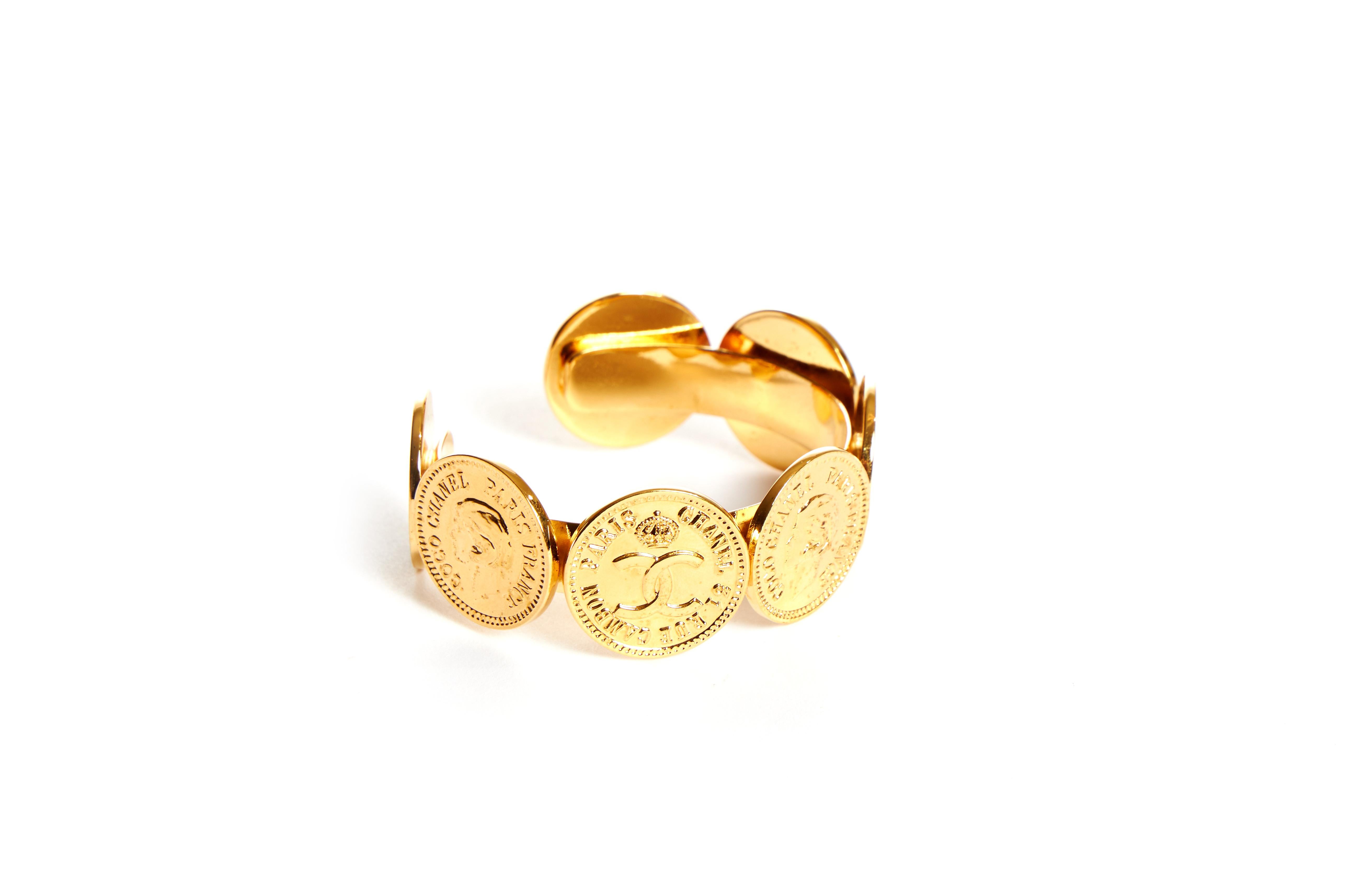 Bracelet manchette à motif de pièces de monnaie en métal doré de Chanel. Collectional 23, début des années 80. Ouverture, 1