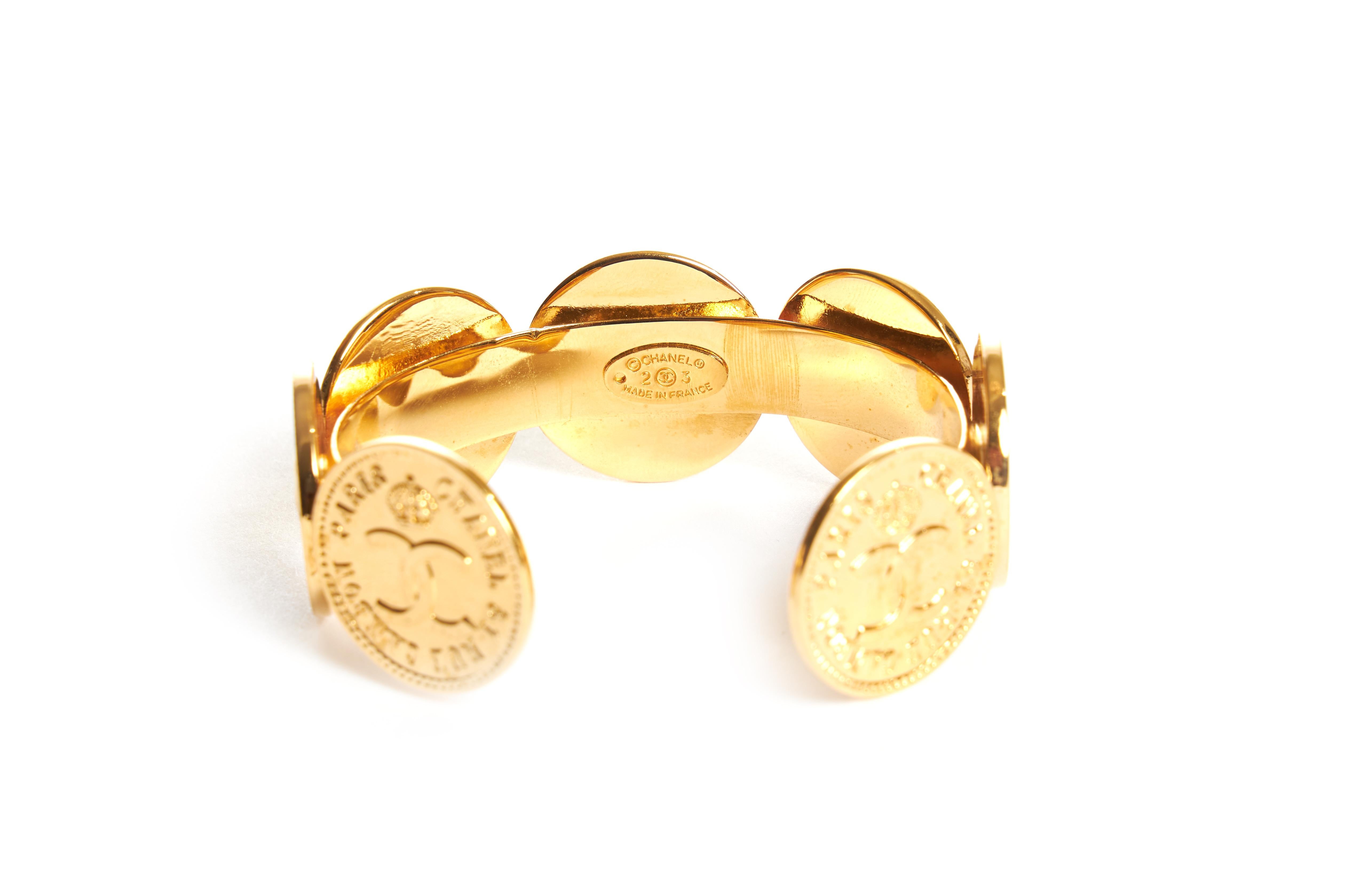 1980 Vintage Chanel Logo Coins Cuff Bracelet Excellent état à West Hollywood, CA