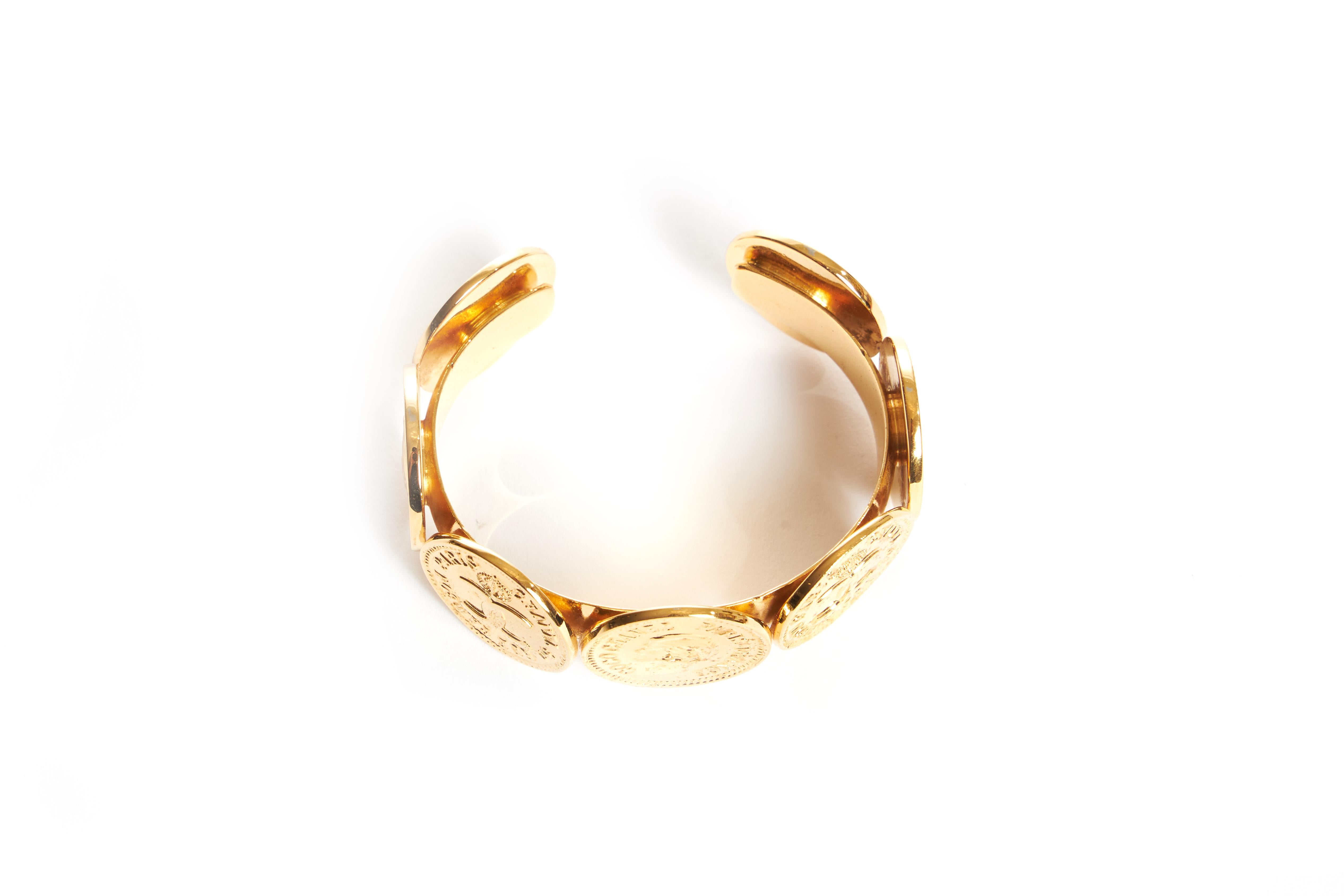  1980 Vintage Chanel Logo Coins Cuff Bracelet Pour femmes 