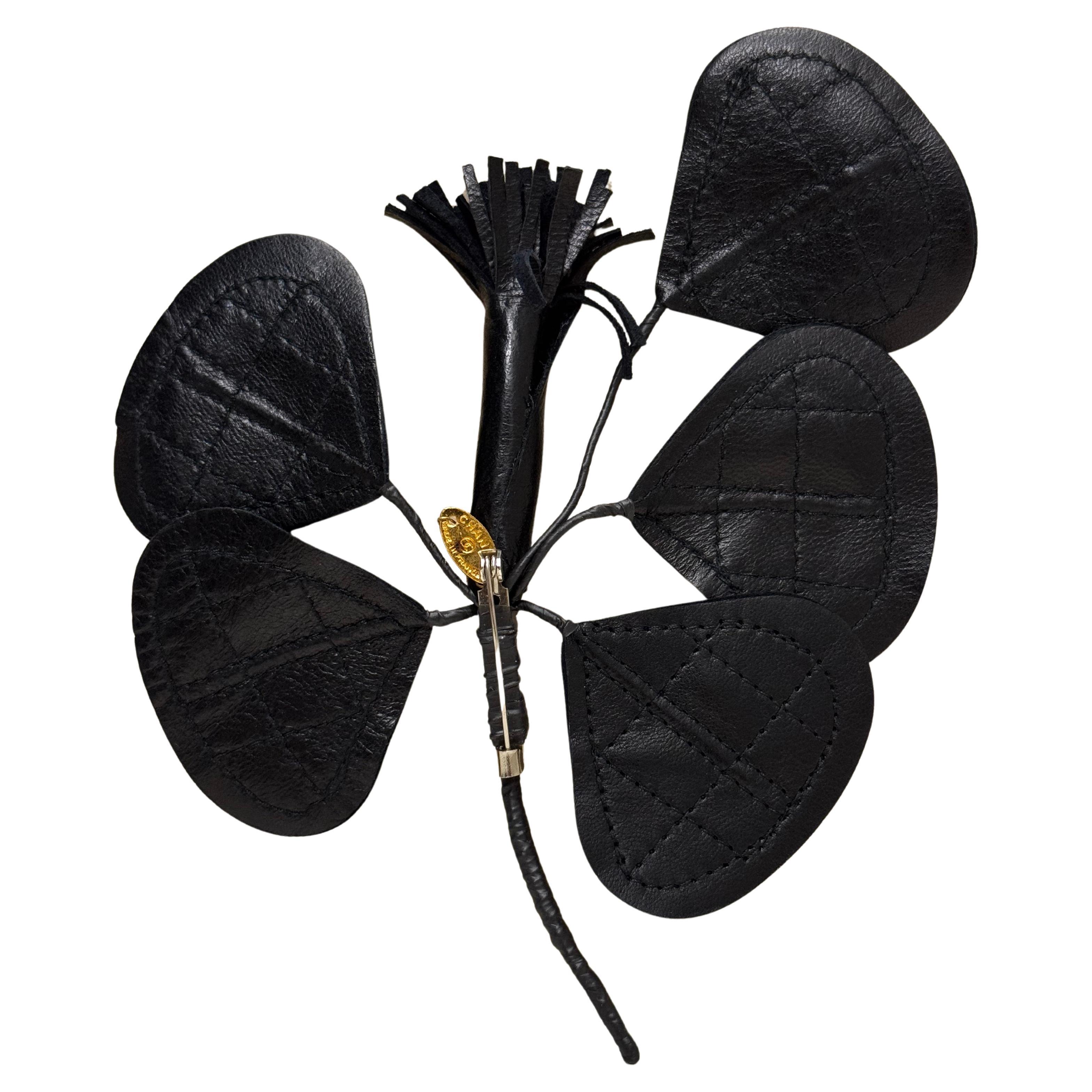 This rare vintage CHANEL massive floral brooch is crafted of diamond quilted lambskin leather leaves with a leather fringe in the center. Stamped CHANEL made in France. Measures approximately 14 x 12 cm Leaf 4 x 5 cm. Comes with box. 

Condition: