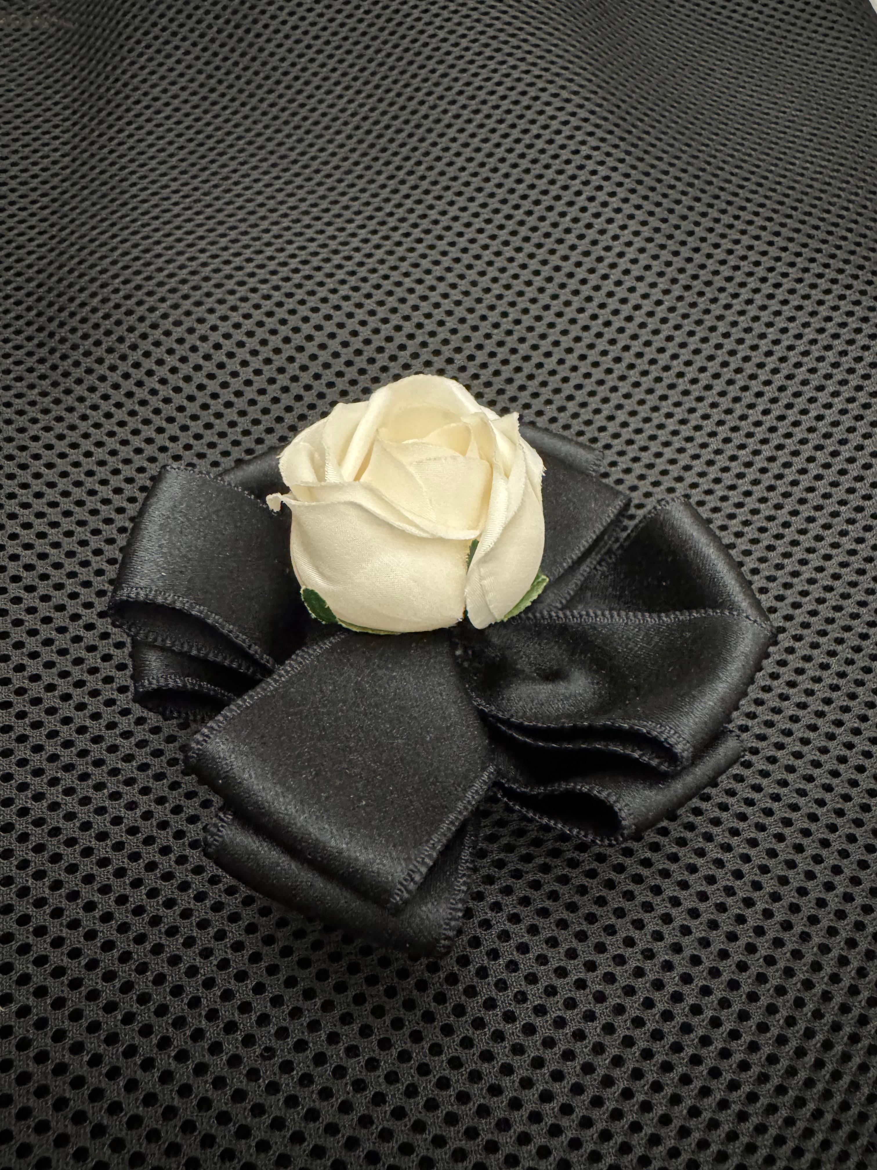 1980s Vintage CHANEL Massive Ribbon Camellia Brooch Black White In Good Condition In Bangkok, TH