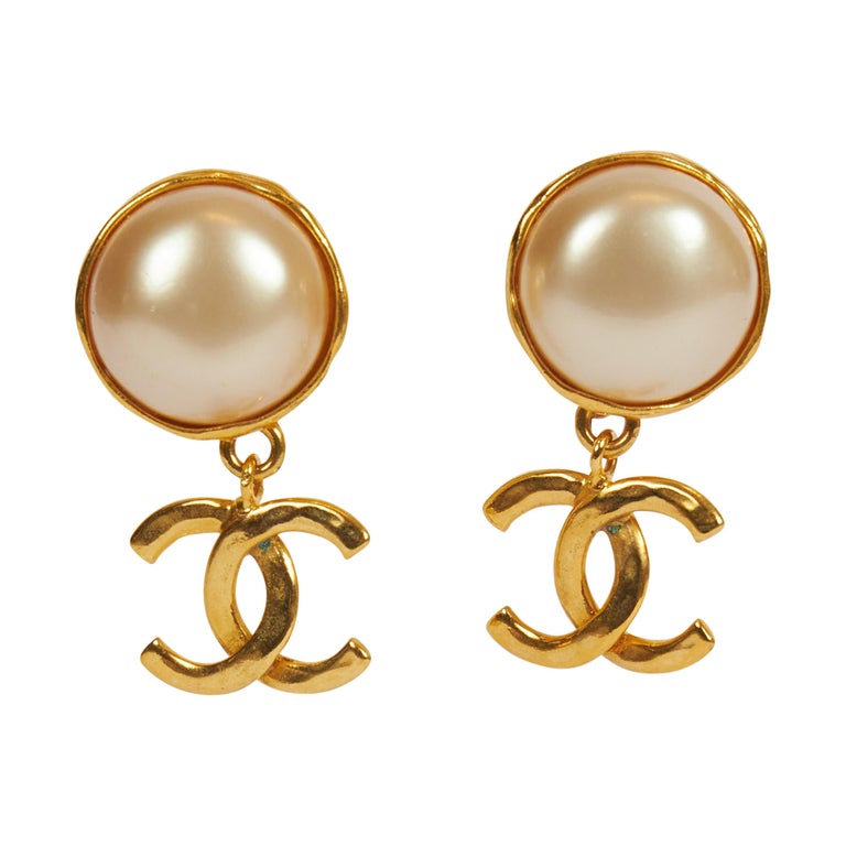 1980's Vintage Chanel Pearl CC Logo Gold Drop Earrings at 1stDibs  vintage  chanel earrings, chanel vintage pearl earrings, chanel vintage earrings
