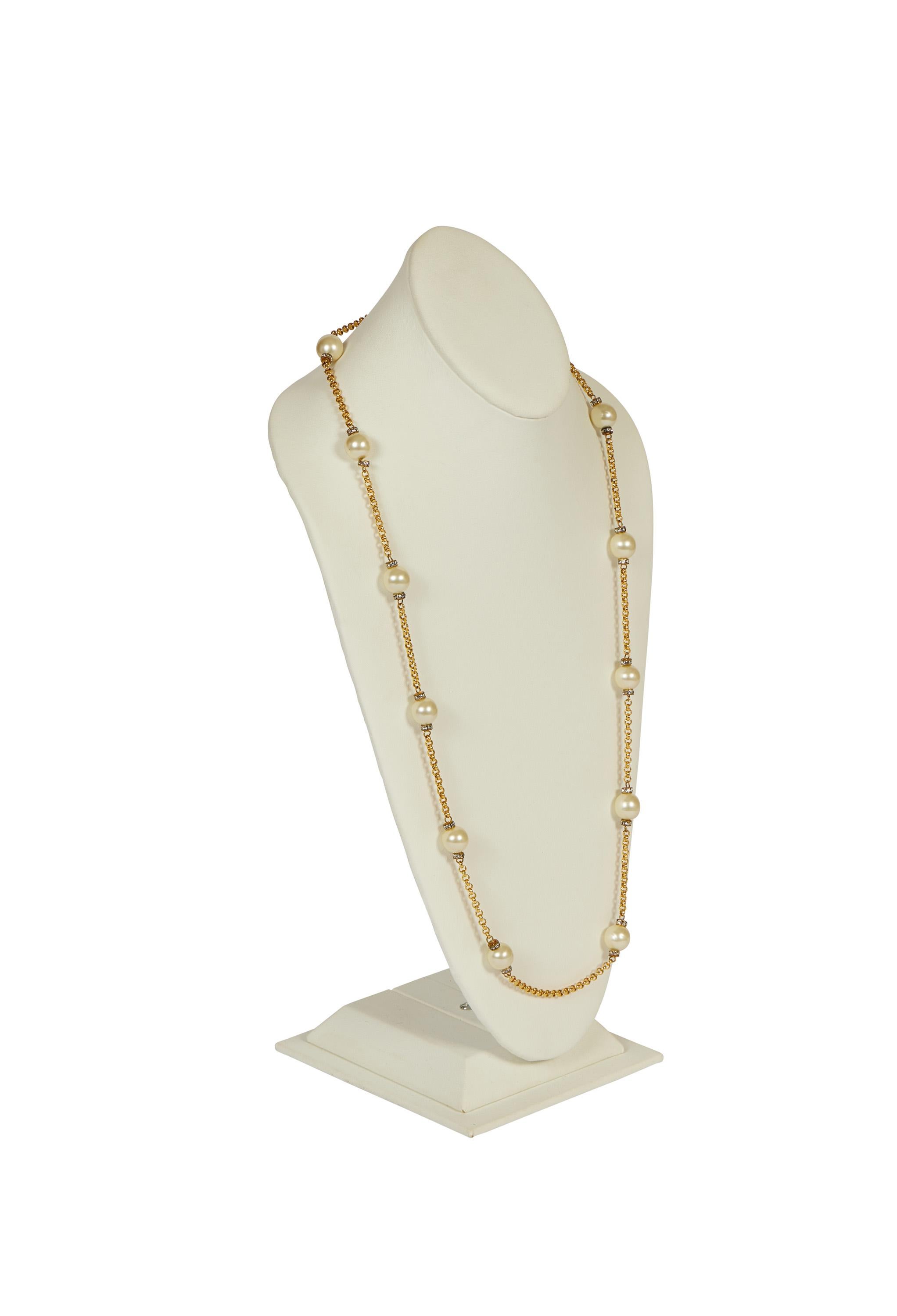 Chanel 80er Jahre lange Sautoir-Halskette. Die Perlen und Kristalle sind in einem neuwertigen Zustand. Kann einzeln oder doppelt getragen werden. Kommt mit Original-Etui oder Box.