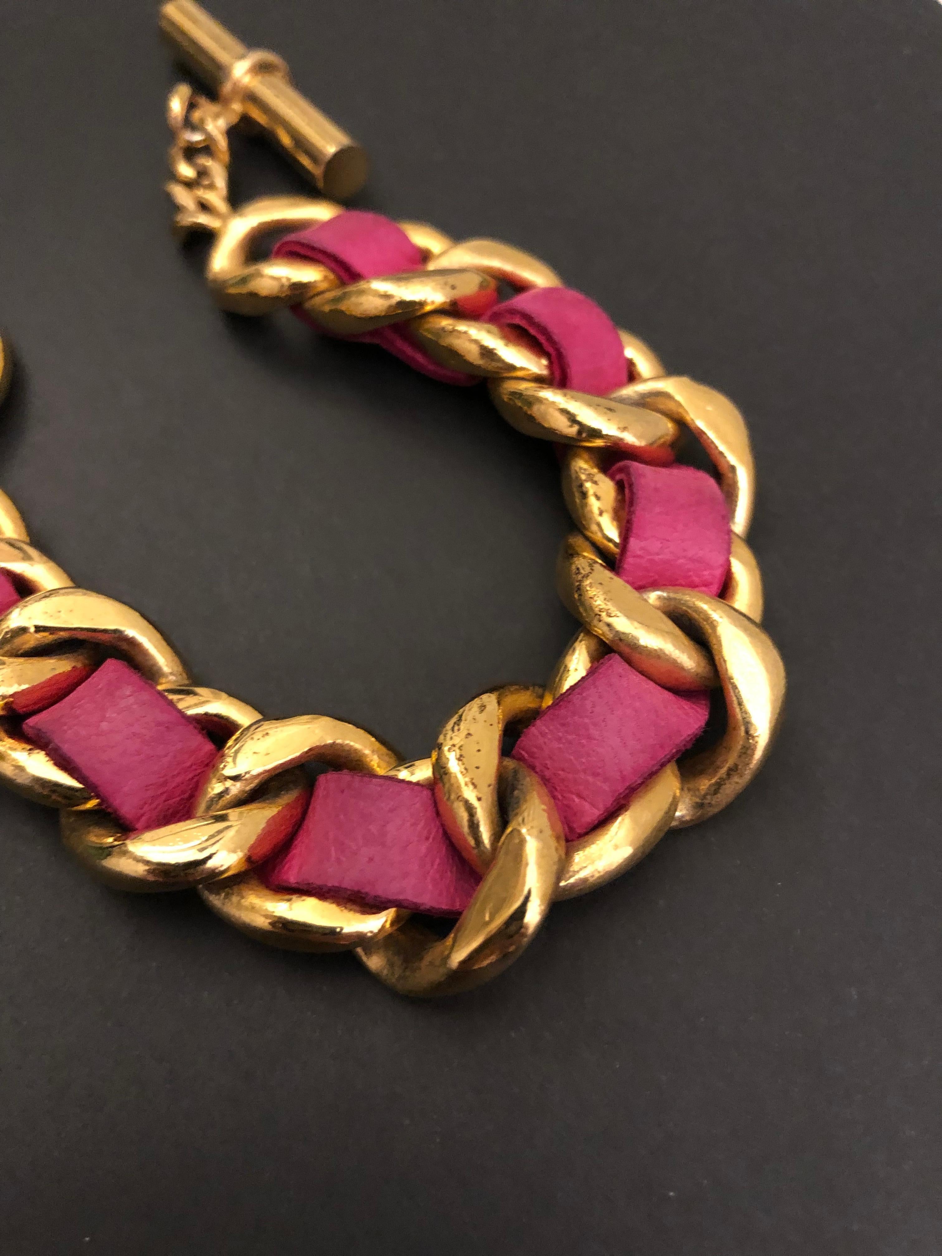 CHANEL Bracelet à maillons vintage en cuir d'agneau rose et or, années 1980  Bon état - En vente à Bangkok, TH