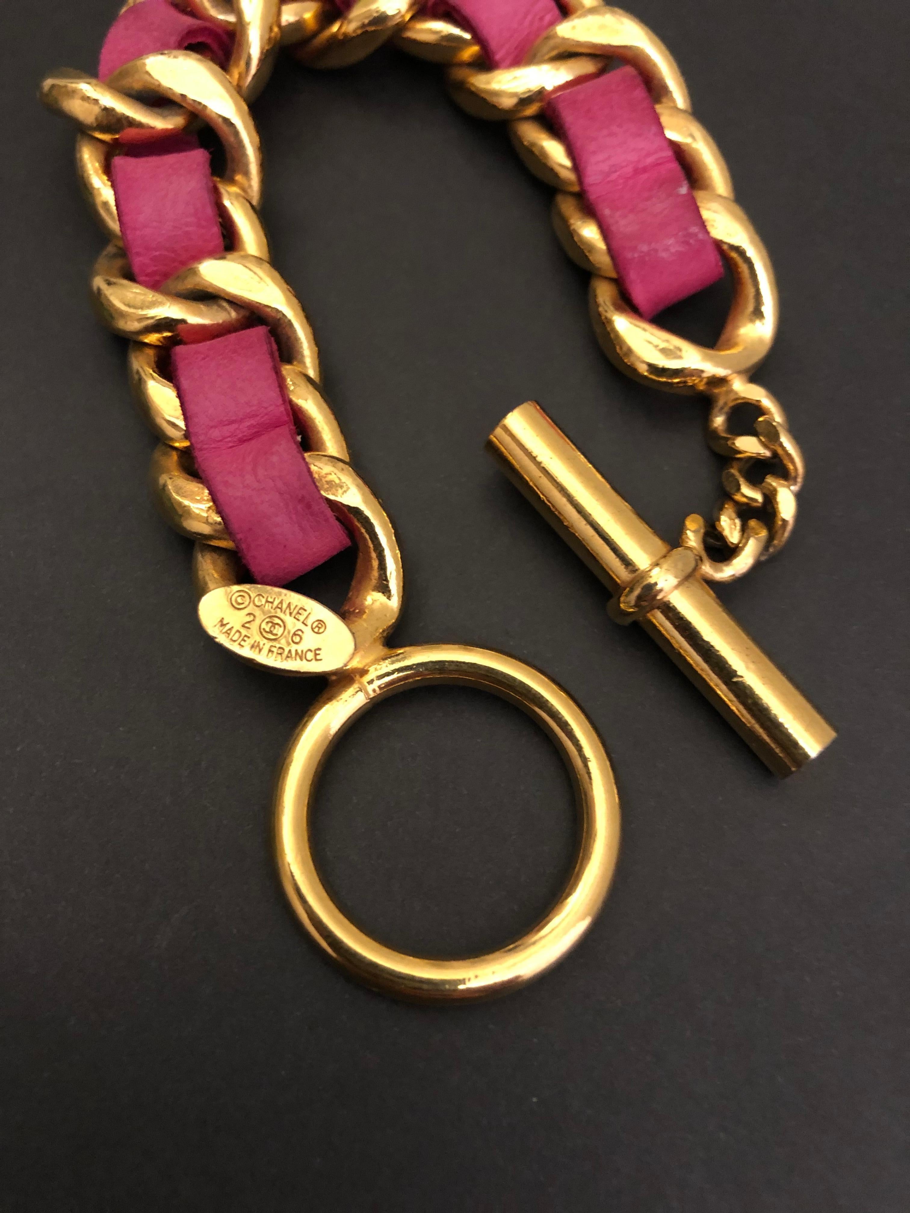 CHANEL Bracelet à maillons vintage en cuir d'agneau rose et or, années 1980  Pour femmes en vente