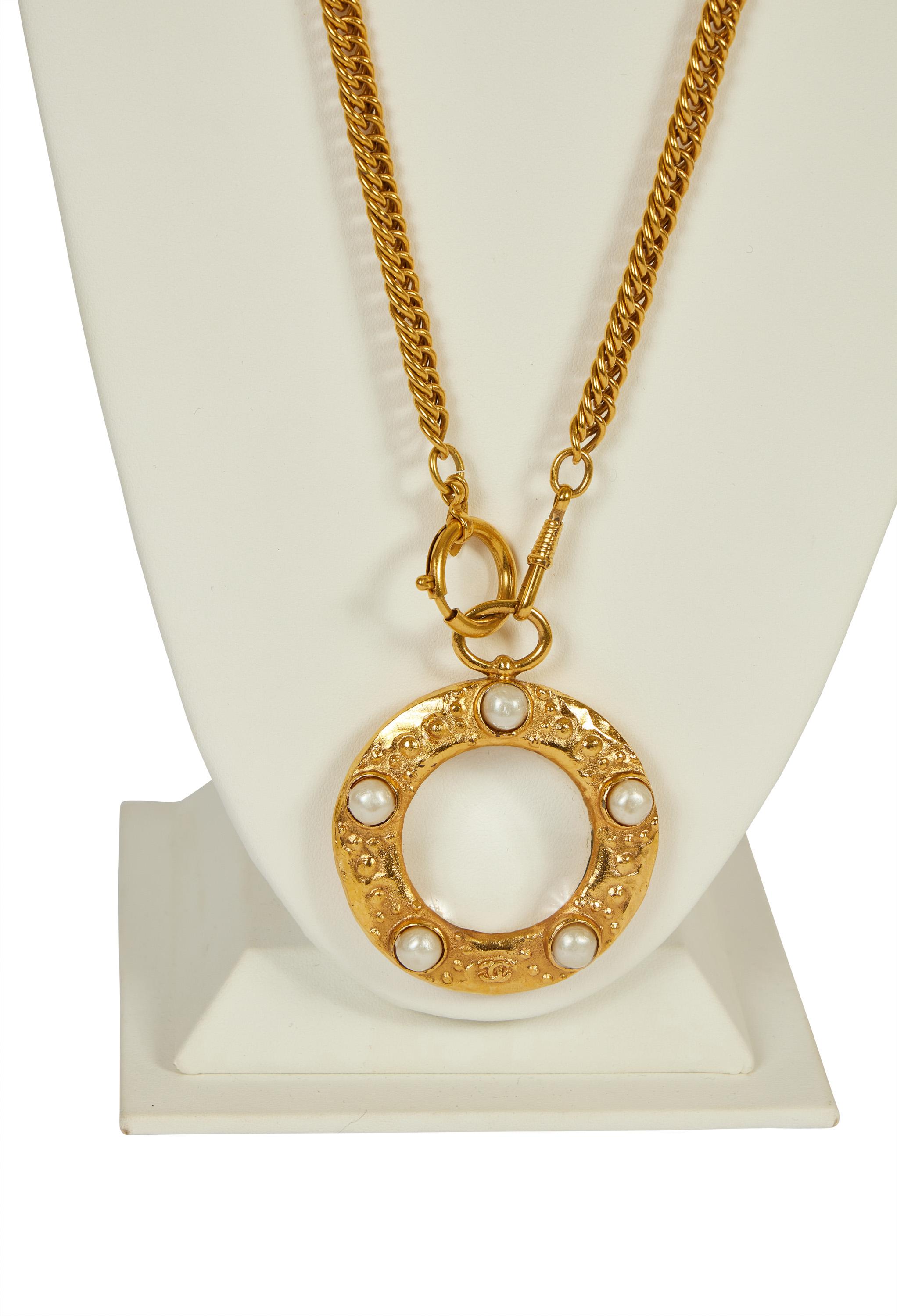 1980's Vintage Chanel Rare Pearls Magnifier Necklace In Excellent Condition For Sale In West Hollywood, CA
