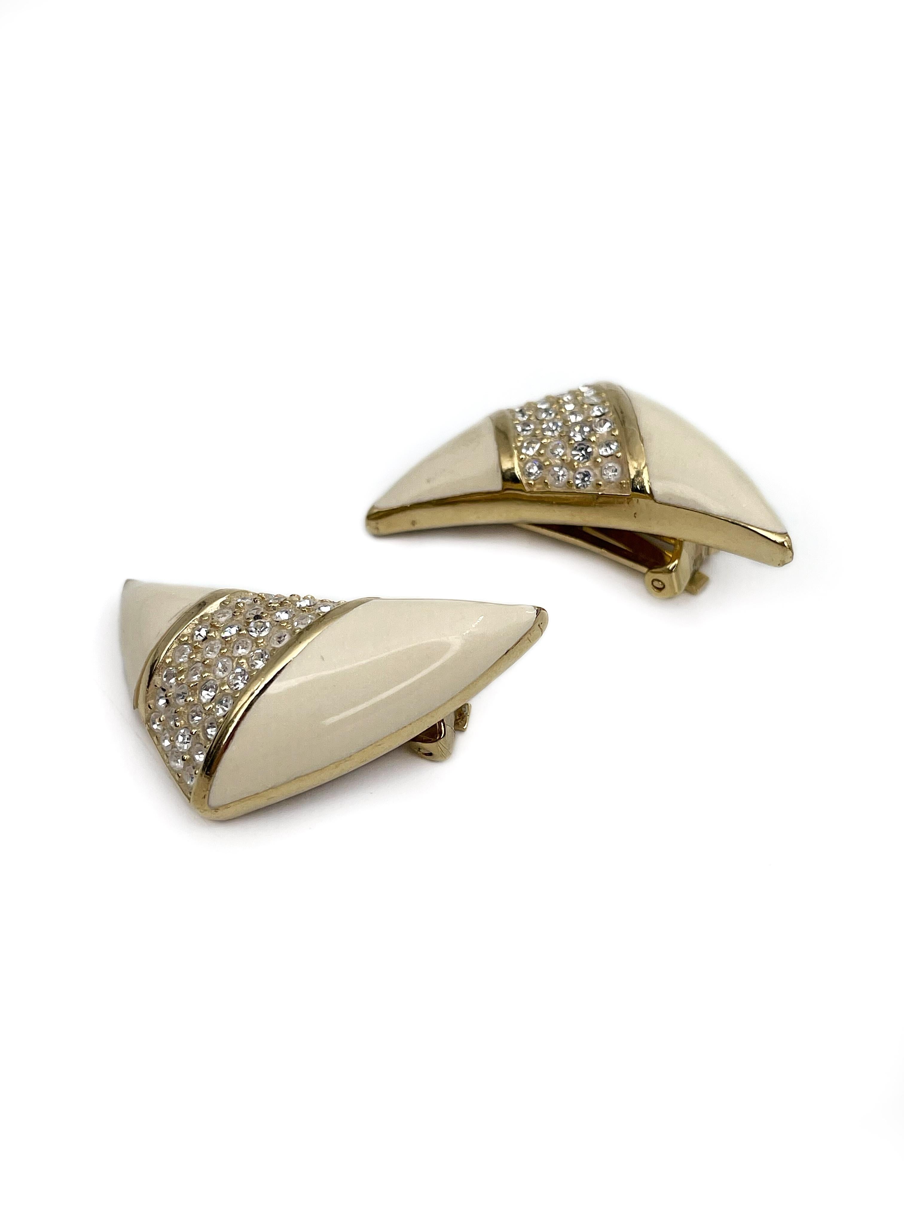 This is a beautiful pair of triangle clip on earrings designed by Christian Dior in 1980’s. The piece is gold plated, adorned with creamy white enamel and clear rhinestones. 

Markings: “Chr. Dior©Germany” (shown in photos).

Size: 4x2.5cm

———

If