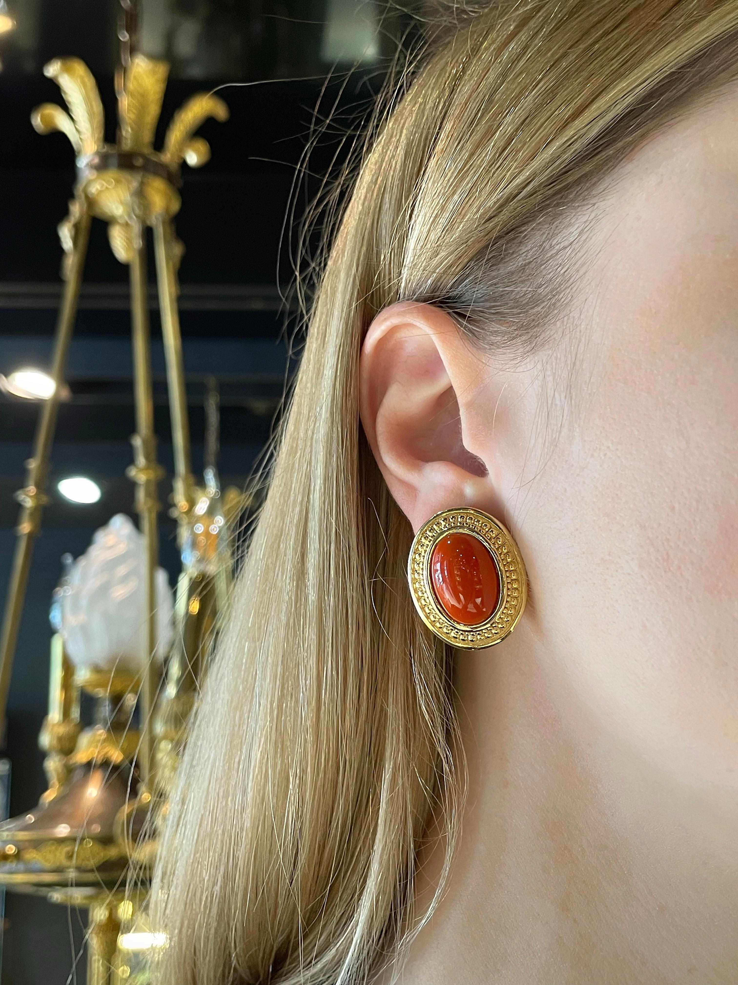 This is an oval clip on earrings designed by Christian Dior in 1980’s. The piece is gold plated, adorned with imitations of orange corals. 

Markings: “Chr. Dior©Germany” (shown in photos).

Size: 2.8x2.3cm

———

If you have any questions, please