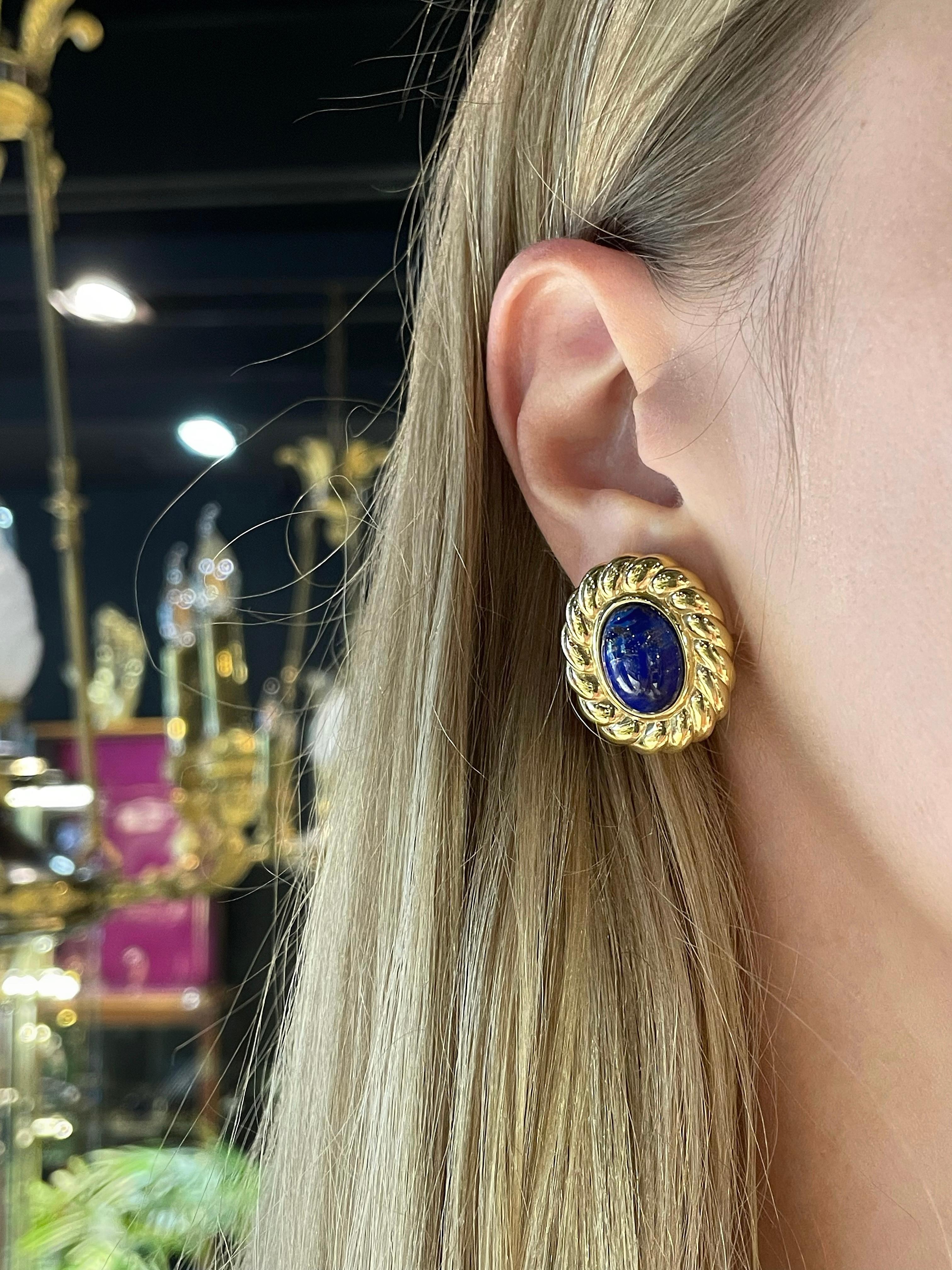 This is an oval clip on earrings designed by Christian Dior in 1980’s. The piece is gold plated, adorned with imitations of cabochon cut Lapis Lazuli. 

Markings: “Chr. Dior©Germany” (shown in photos).

Size: 2.5x2cm

———

If you have any questions,