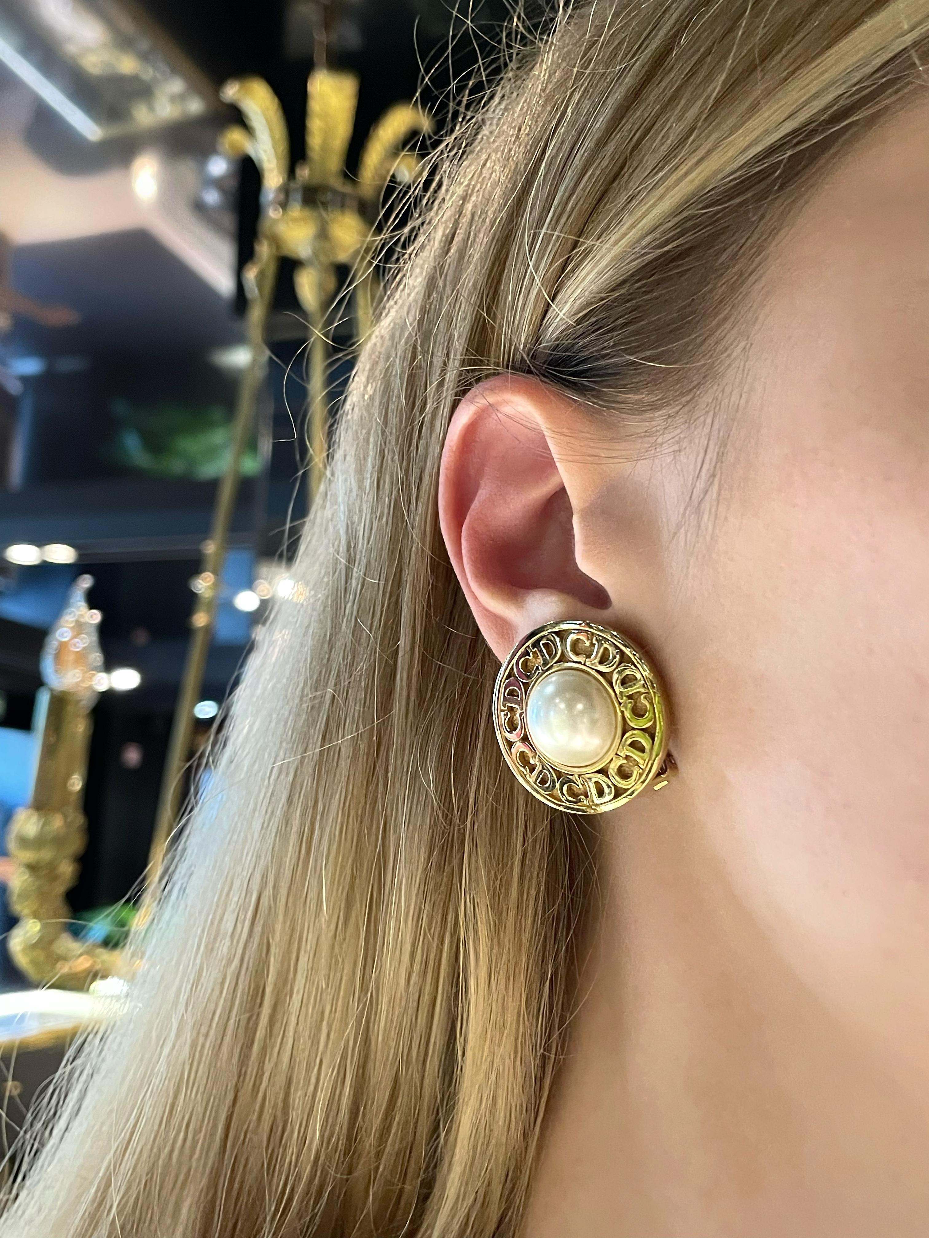 1980s Vintage Christian Dior Gold Tone Faux Pearl CD Logo Round Clip On Earrings In Good Condition In Vilnius, Vilniaus apskr.