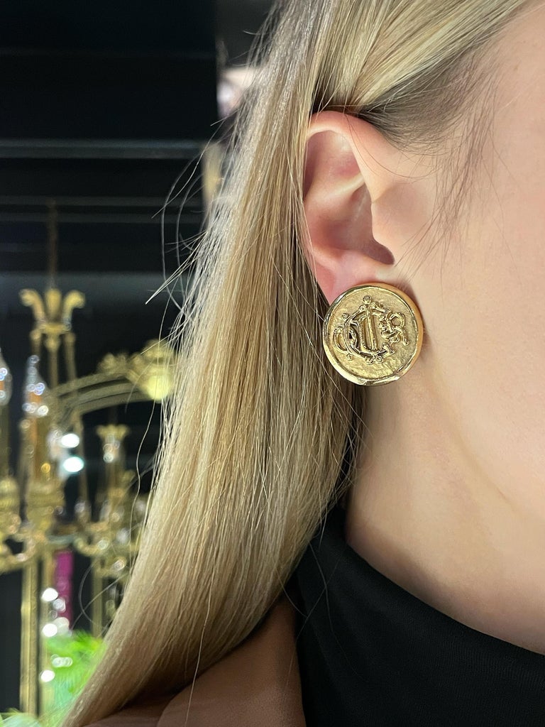 This is a vintage pair of round CD monogram clip on earrings designed by Christian Dior in 1980’s. The piece is gold plated. Very stylish.

Back sides have abrasions - shown in photo gallery. 

Signed: 