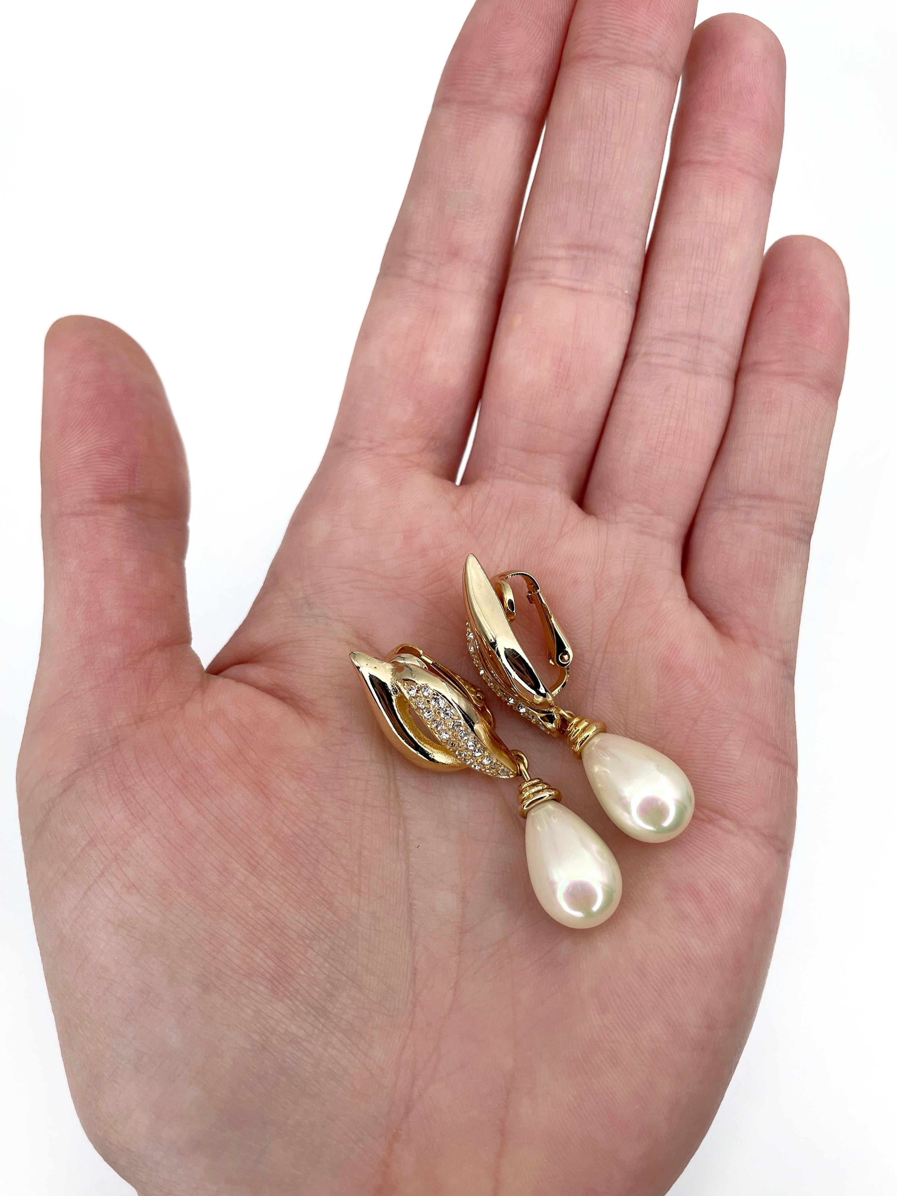 1980s Vintage Christian Dior Gold Tone Pearl Rhinestone Drop Clip On Earrings In Good Condition In Vilnius, LT