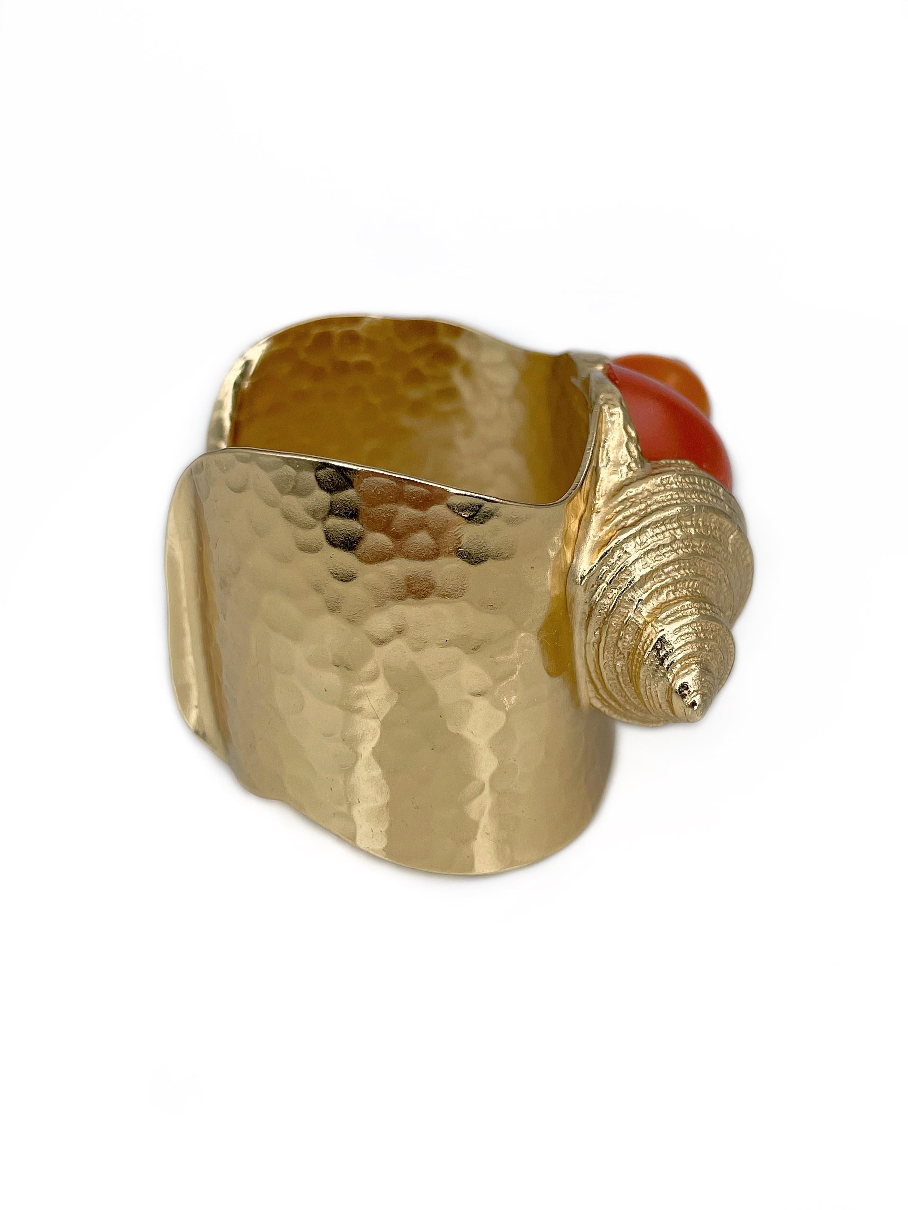 1980er Jahre Vintage Christian Dior Parfums Goldfarbenes orangefarbenes Muschel-Manschettenarmband aus Harz (Moderne)