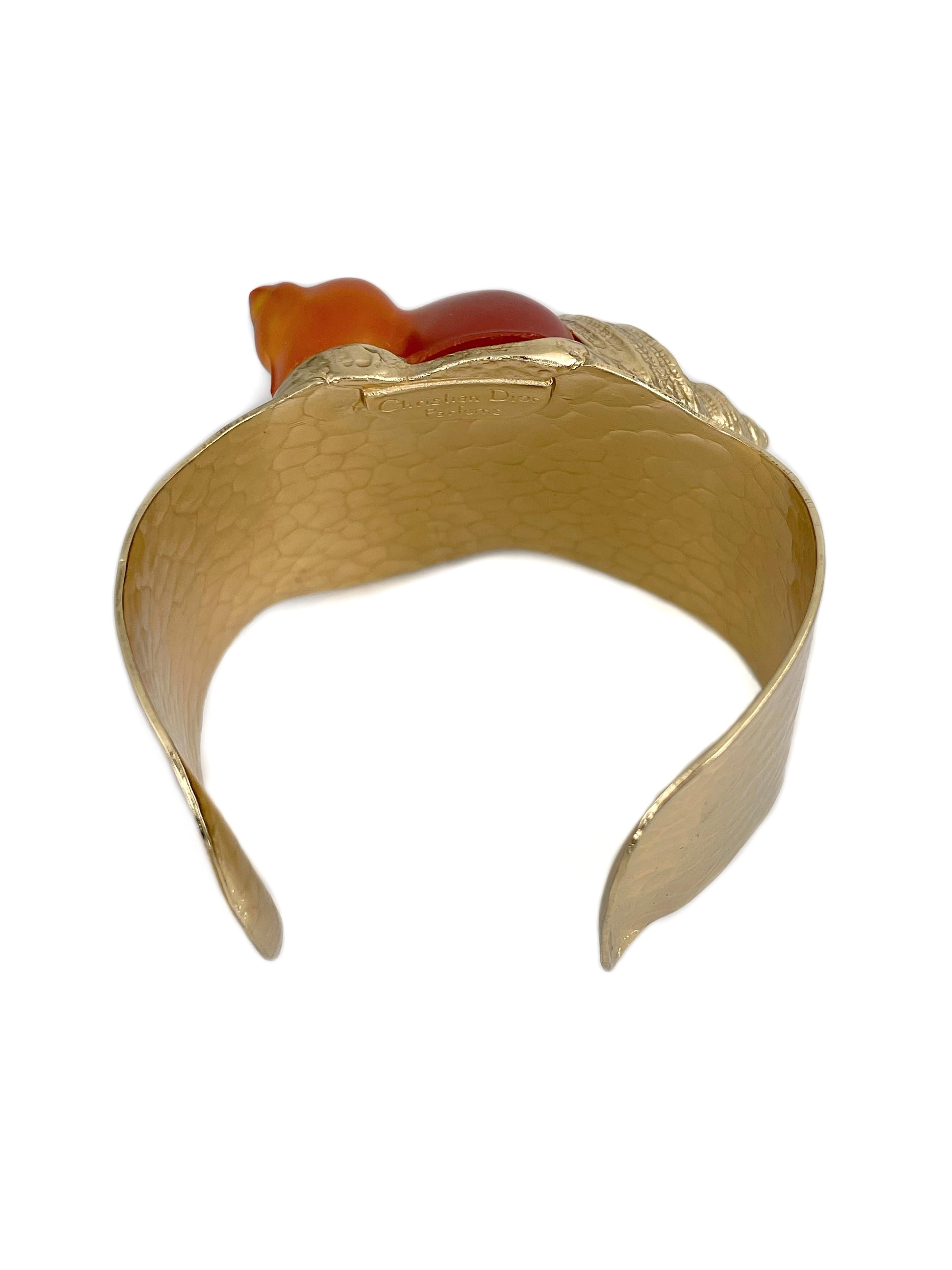 1980er Jahre Vintage Christian Dior Parfums Goldfarbenes orangefarbenes Muschel-Manschettenarmband aus Harz Damen