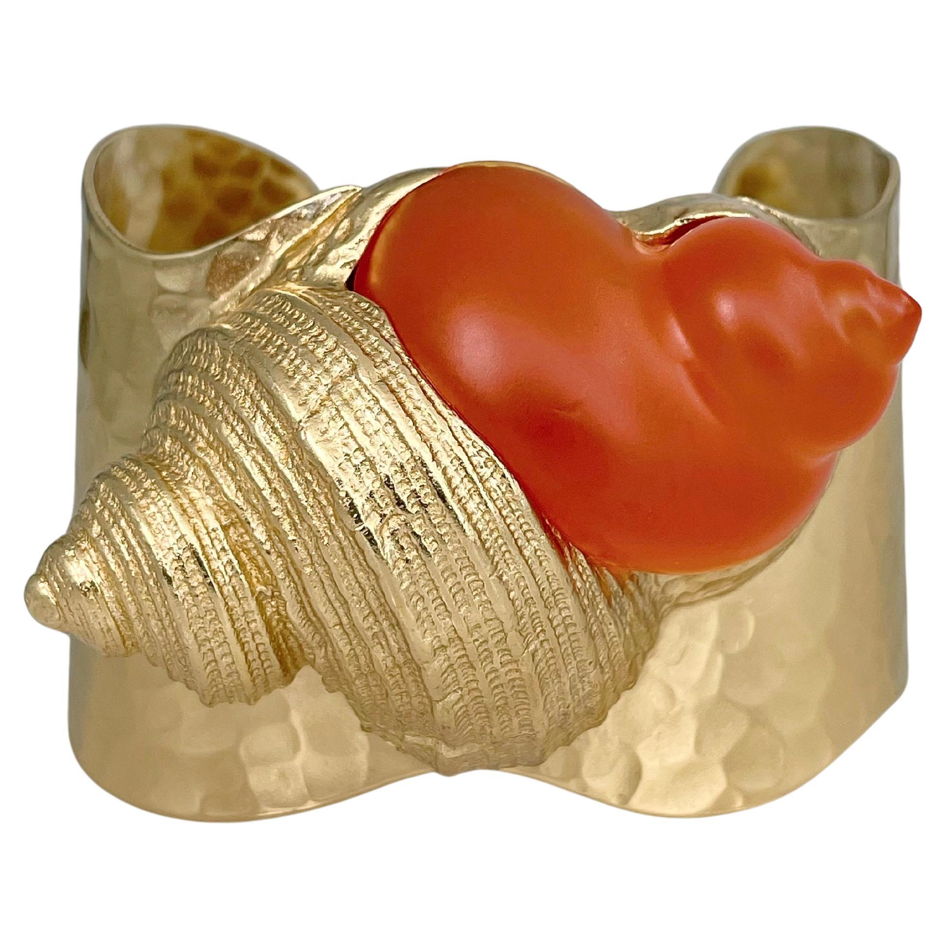 1980er Jahre Vintage Christian Dior Parfums Goldfarbenes orangefarbenes Muschel-Manschettenarmband aus Harz