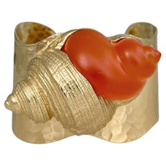 1980er Jahre Vintage Christian Dior Parfums Goldfarbenes orangefarbenes Muschel-Manschettenarmband aus Harz