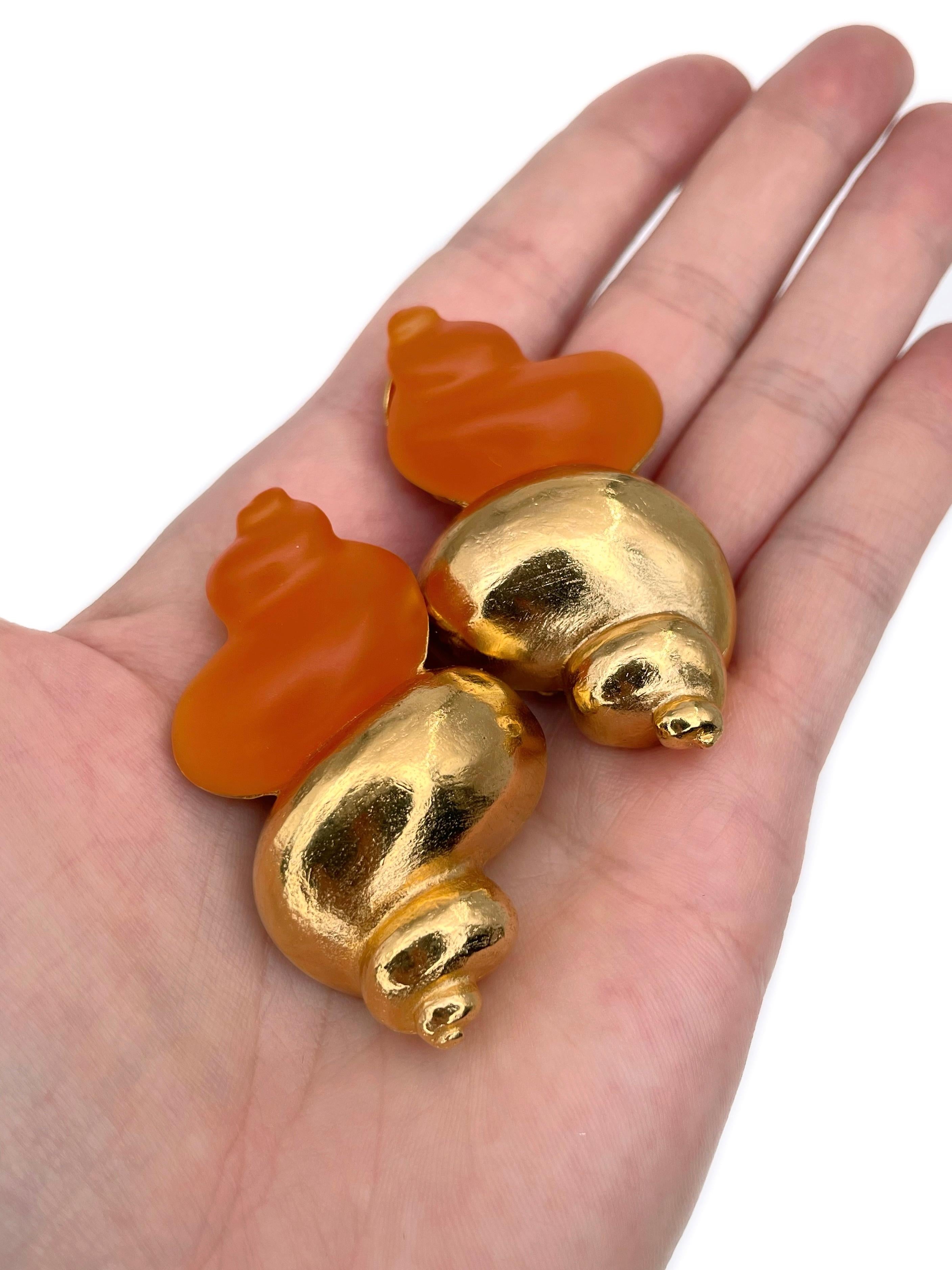 Moderno Orecchini a clip Christian Dior Parfums anni '80 in tonalità oro con conchiglia arancione in vendita
