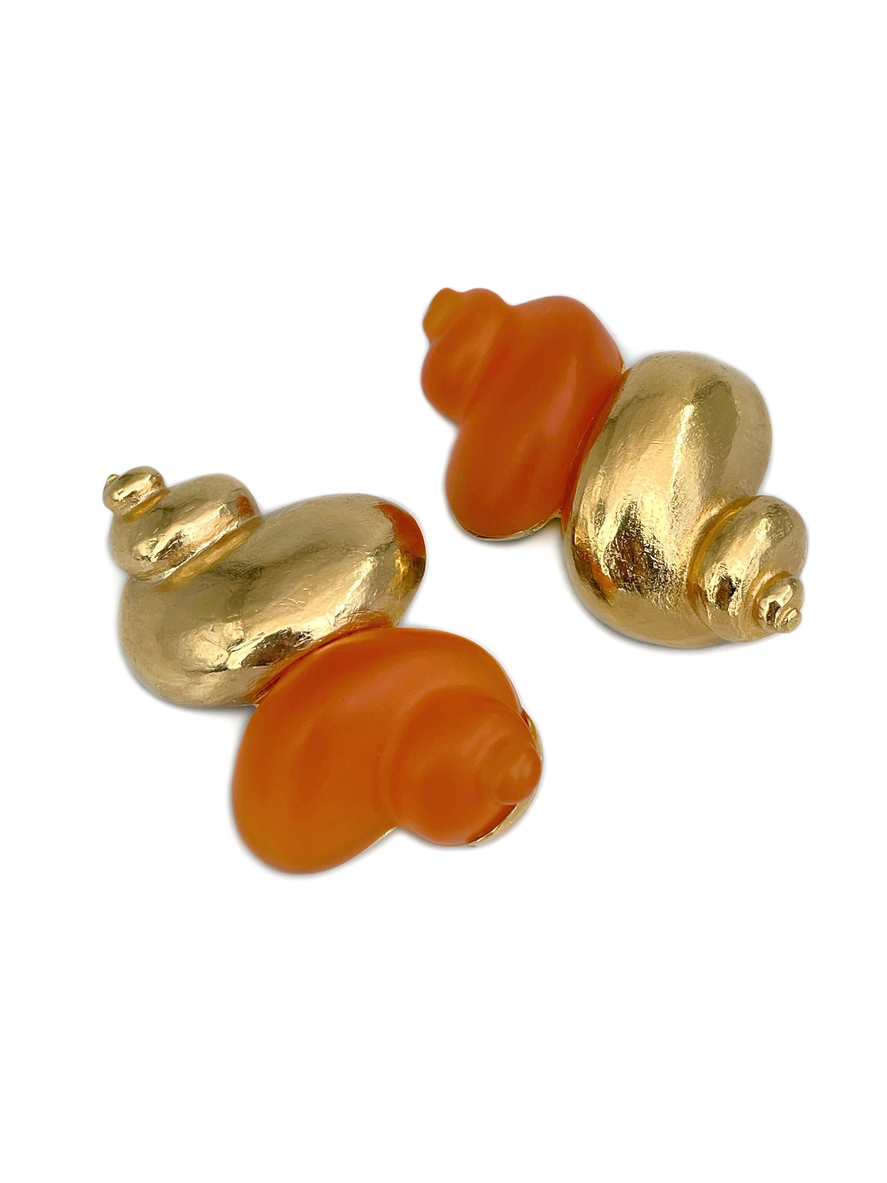 Orecchini a clip Christian Dior Parfums anni '80 in tonalità oro con conchiglia arancione In condizioni buone in vendita a Vilnius, Vilniaus apskr.