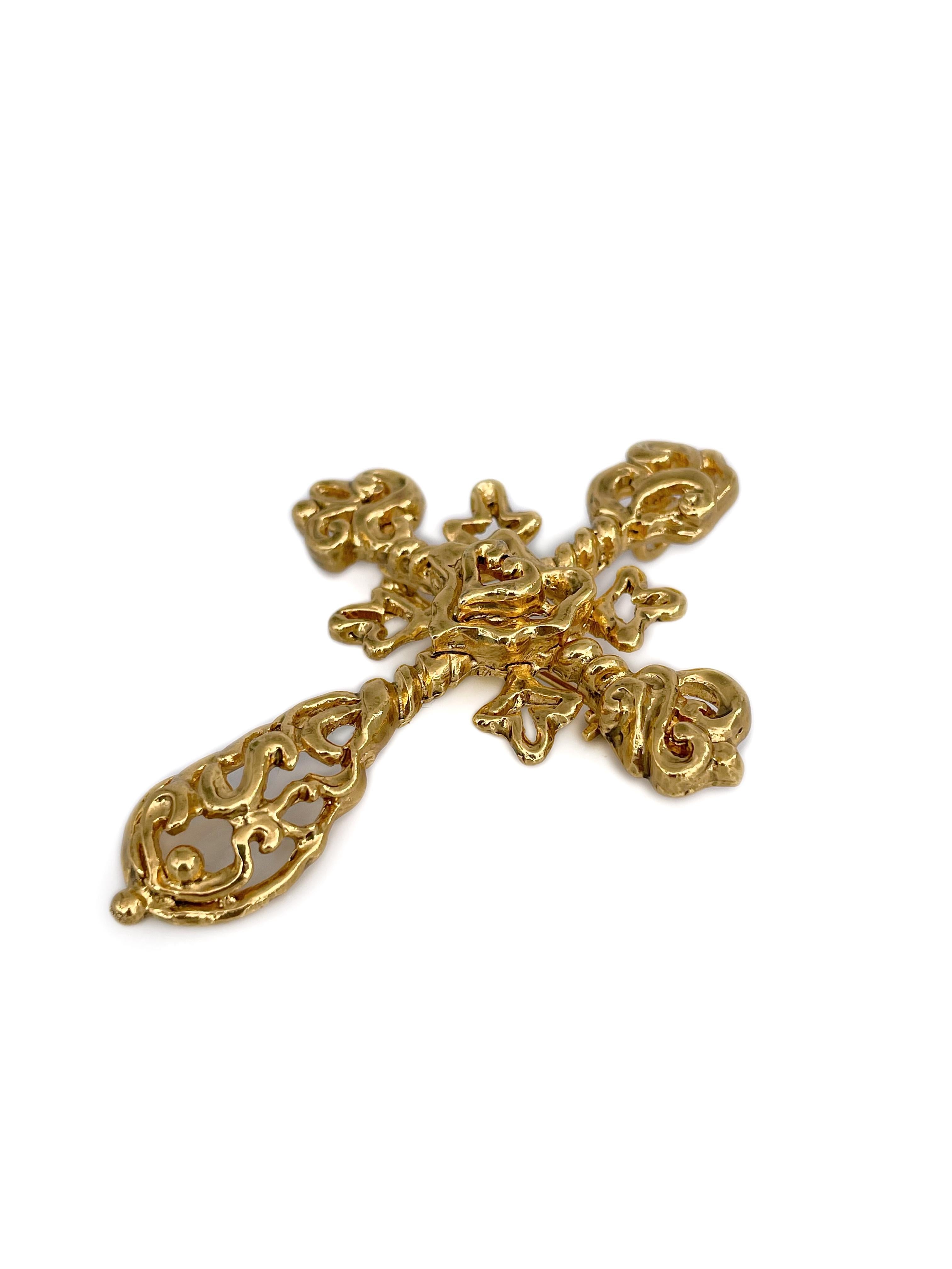 1980s Vintage Christian Lacroix Oro Tono Barroco Cruz Calada Broche Colgante en Bueno estado para la venta en Vilnius, Vilniaus apskr.