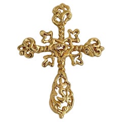 Christian Lacroix Pendentif broche croix ajourée baroque de couleur or, années 1980