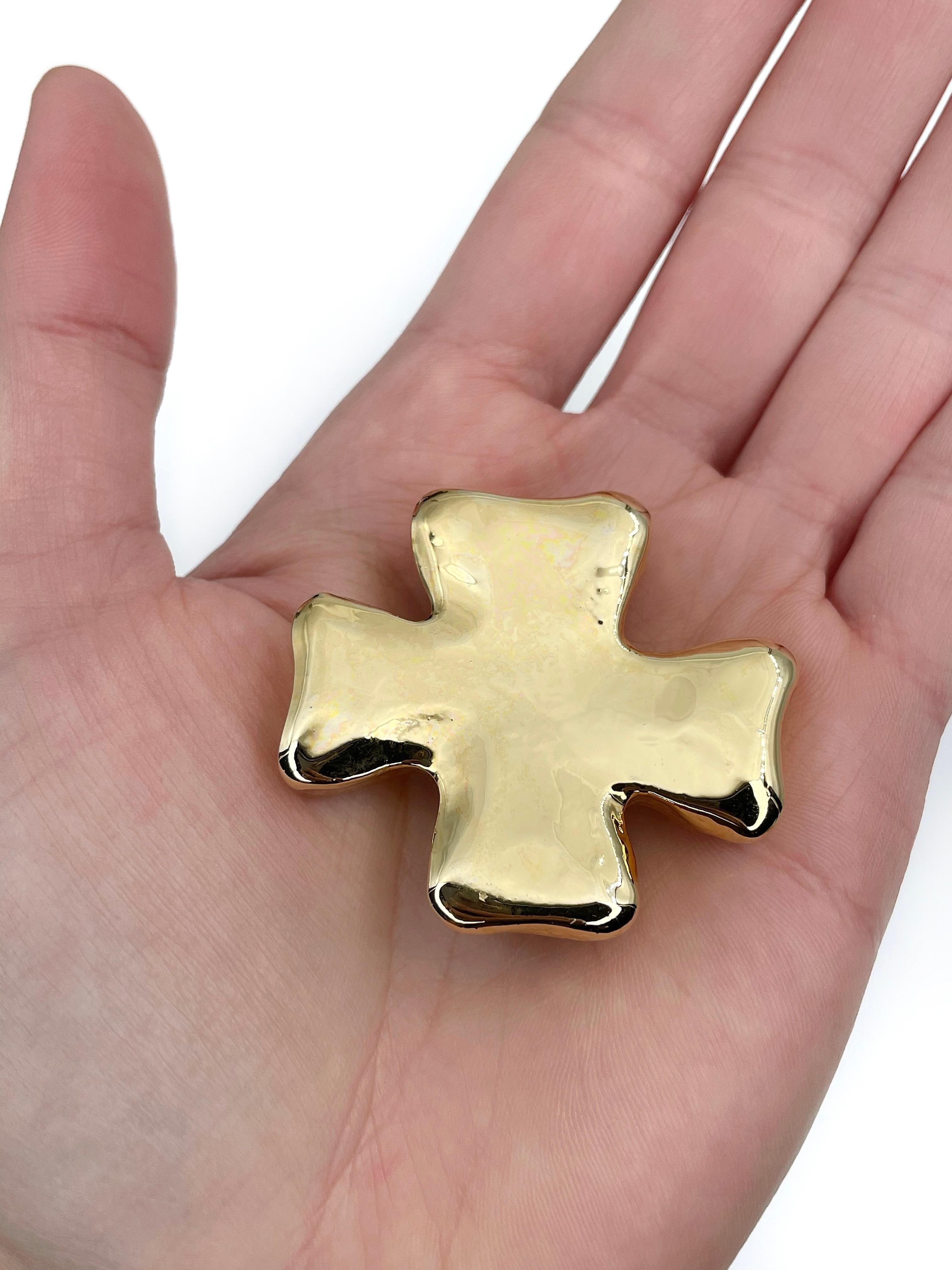 This is a vintage gold tone cross design pin brooch designed by Christian Lacroix in 1980’s. The piece is gold plated. 

Signed: “Christian Lacroix - CL - Made in France”.

Size: 4.5x4cm

———

If you have any questions, please feel free to ask. We