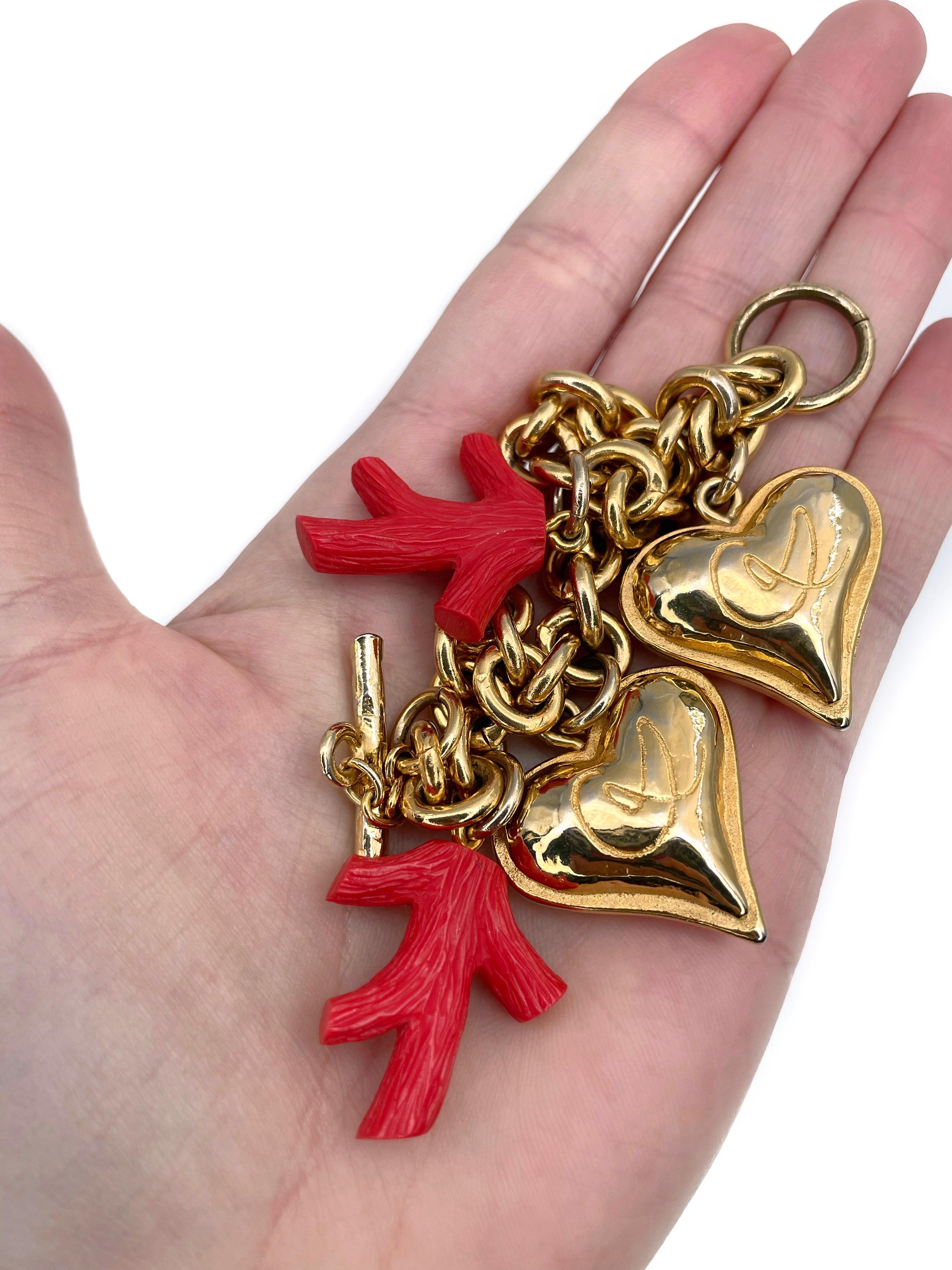 1980er Jahre Vintage Christian Lacroix Goldfarbenes Herz-Charm-Armband aus Kunstkoralle mit Logo und Herzanhänger (Moderne) im Angebot