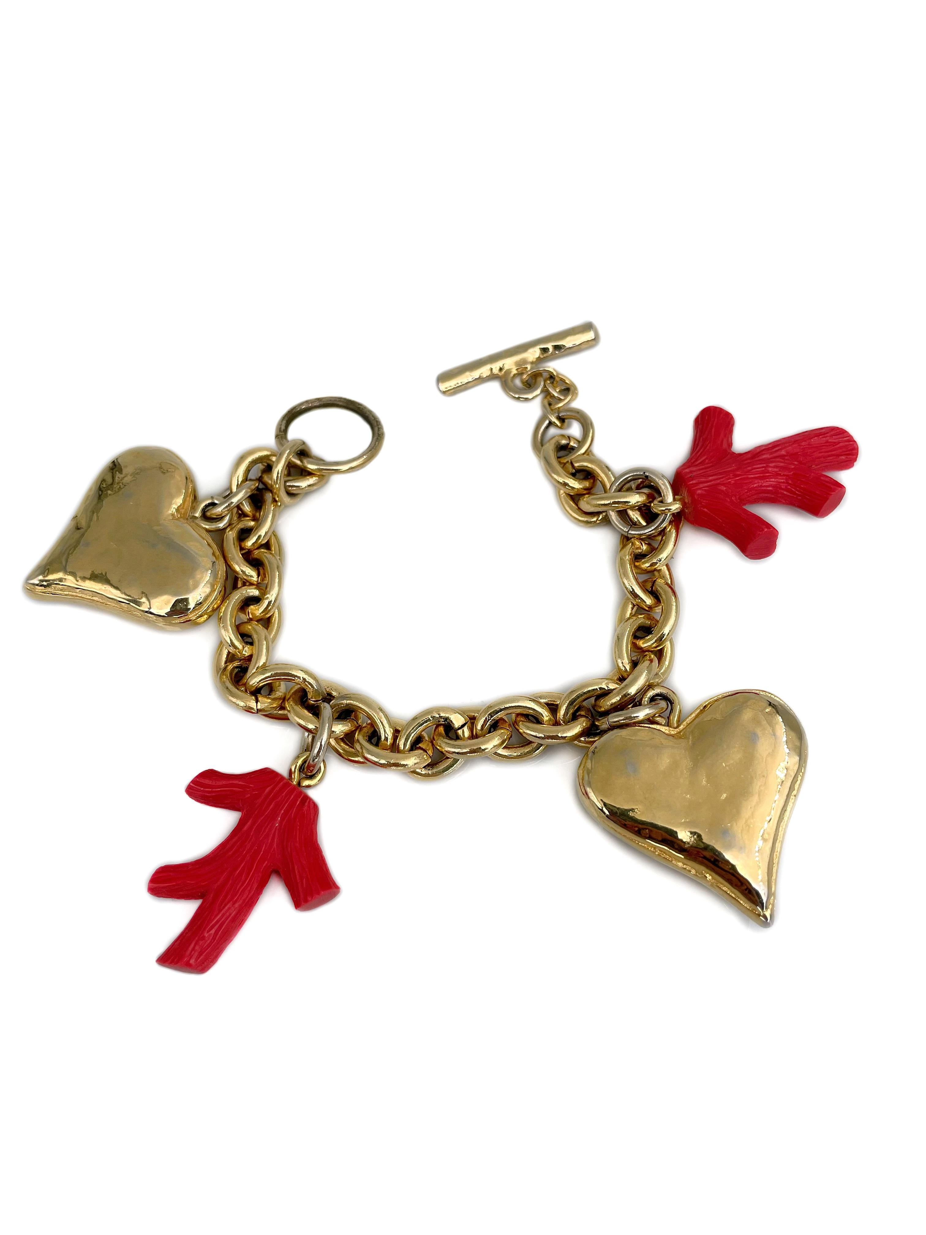 1980er Jahre Vintage Christian Lacroix Goldfarbenes Herz-Charm-Armband aus Kunstkoralle mit Logo und Herzanhänger Damen im Angebot