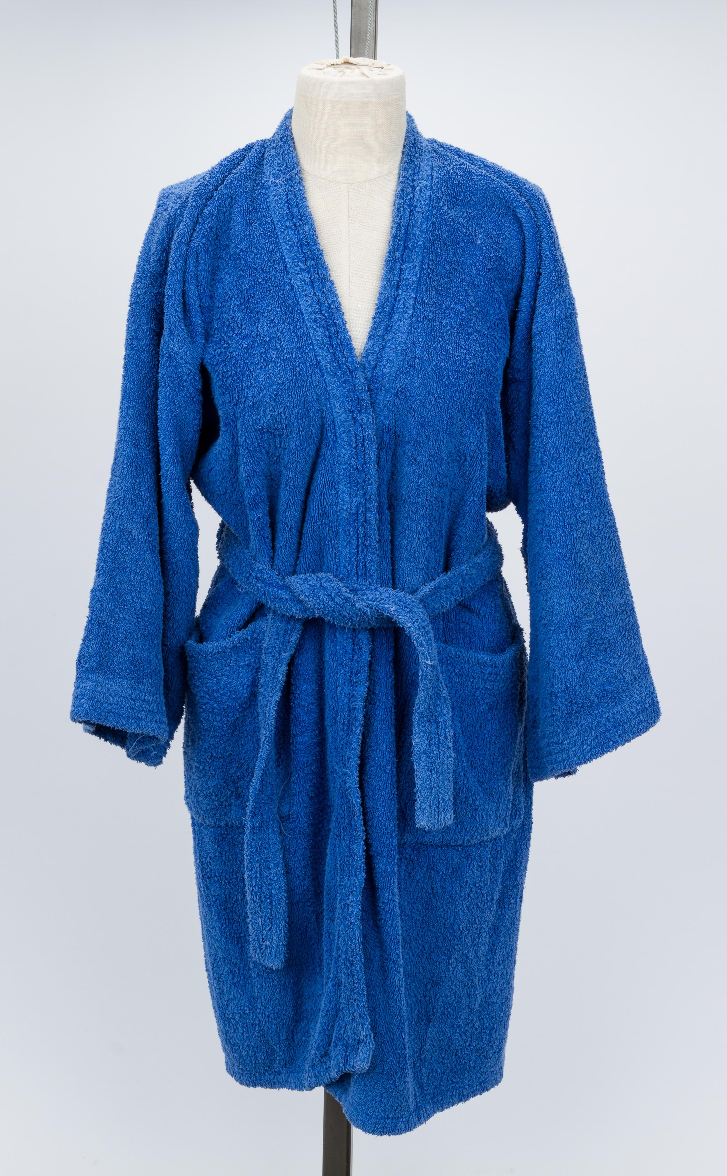 Hermès rare blue terry cloth robe with embroidered sun in the back. Size tag missing. 
Medium size .

Length: 36.5