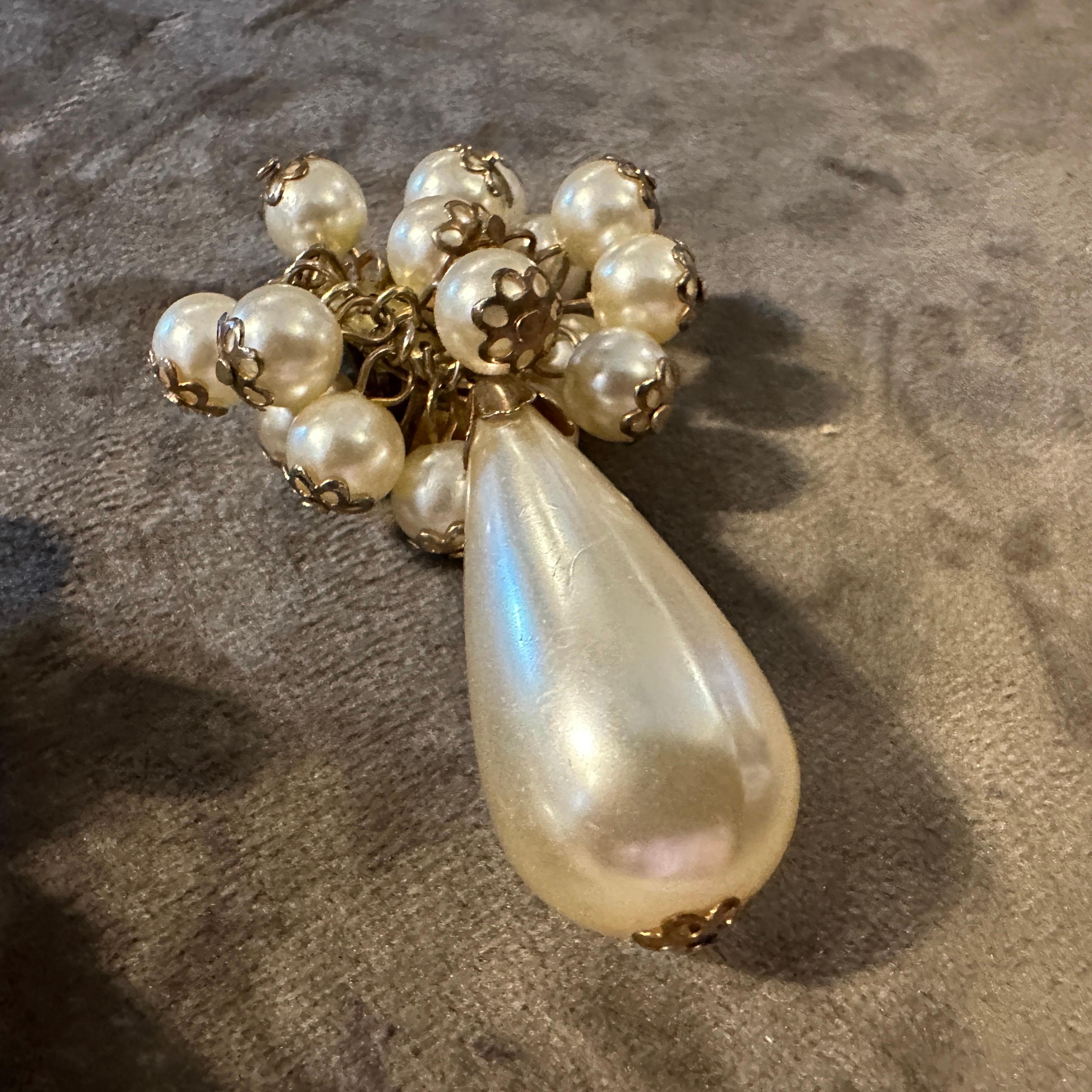 1980er Vintage Modeschmuck aus Messing und Kunstperlen  Italienische Clip-Ohrringe (Neoklassisch) im Angebot