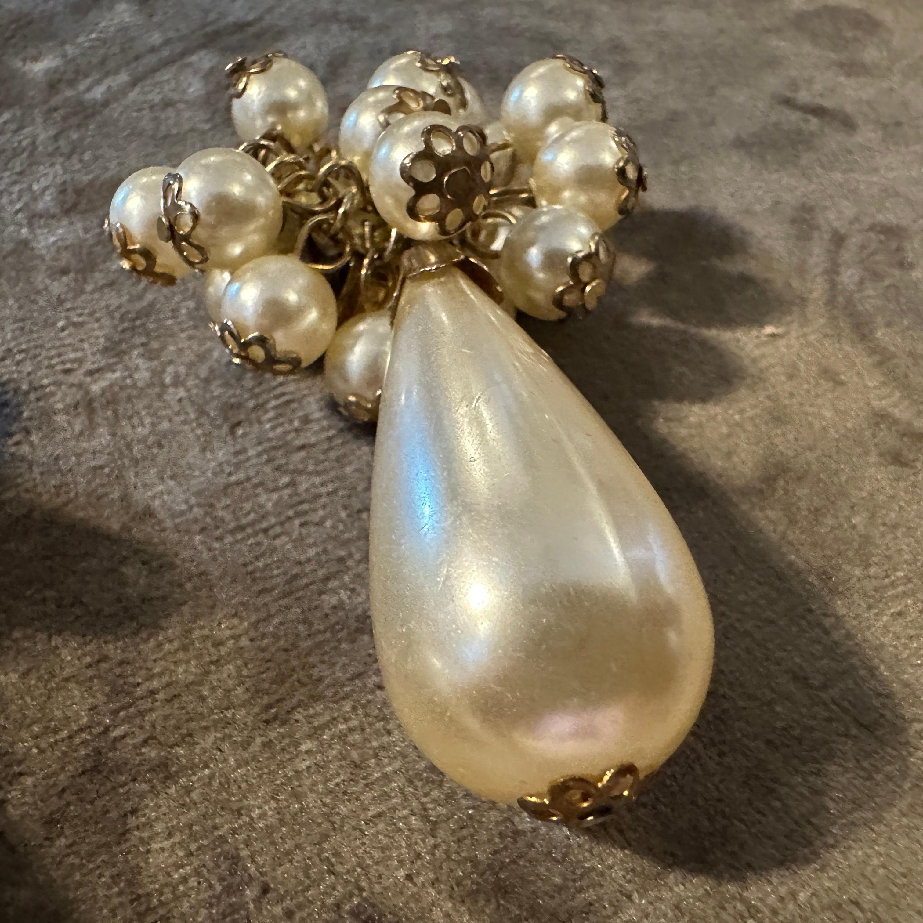 1980er Vintage Modeschmuck aus Messing und Kunstperlen  Italienische Clip-Ohrringe im Zustand „Hervorragend“ im Angebot in Aci Castello, IT