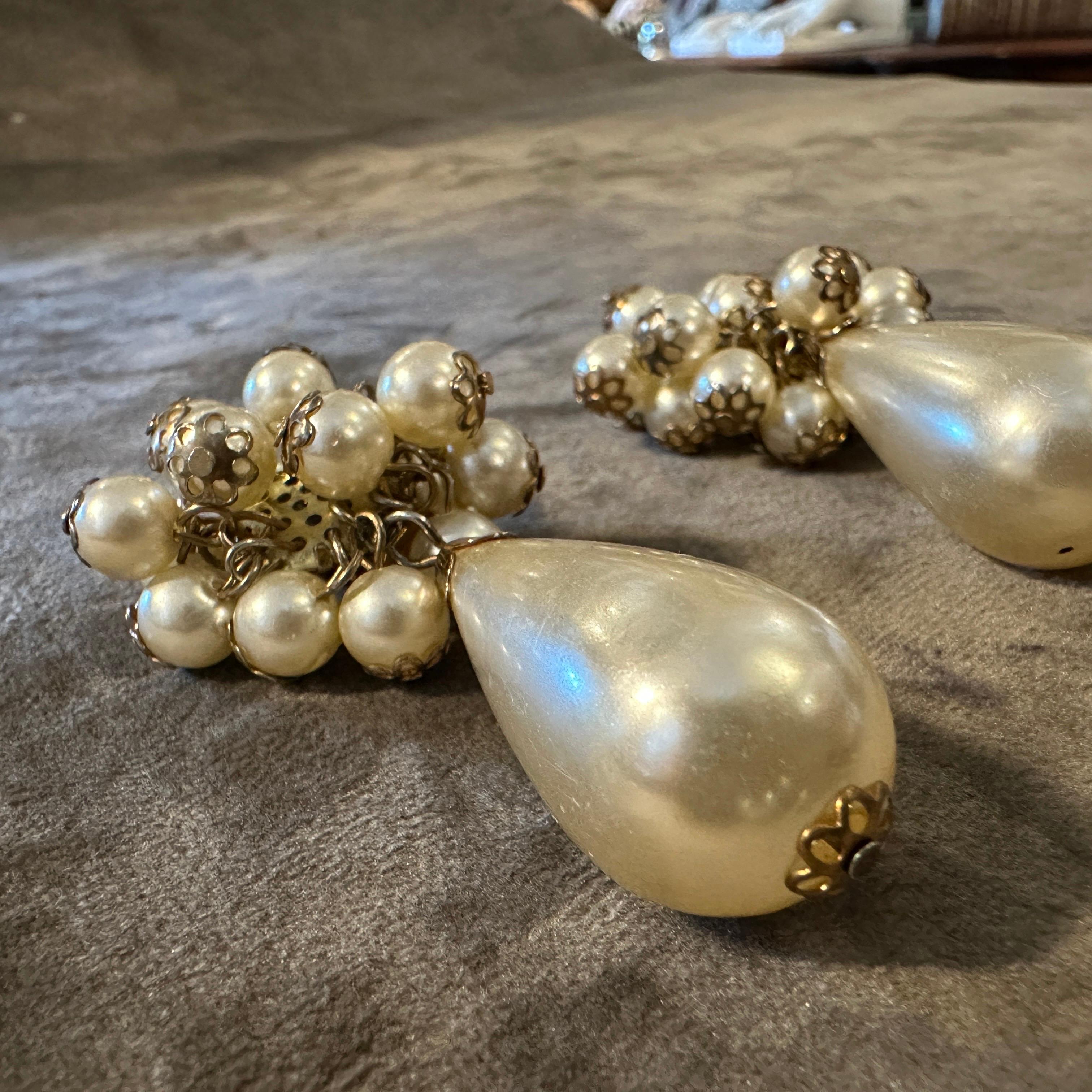 1980er Vintage Modeschmuck aus Messing und Kunstperlen  Italienische Clip-Ohrringe Damen im Angebot