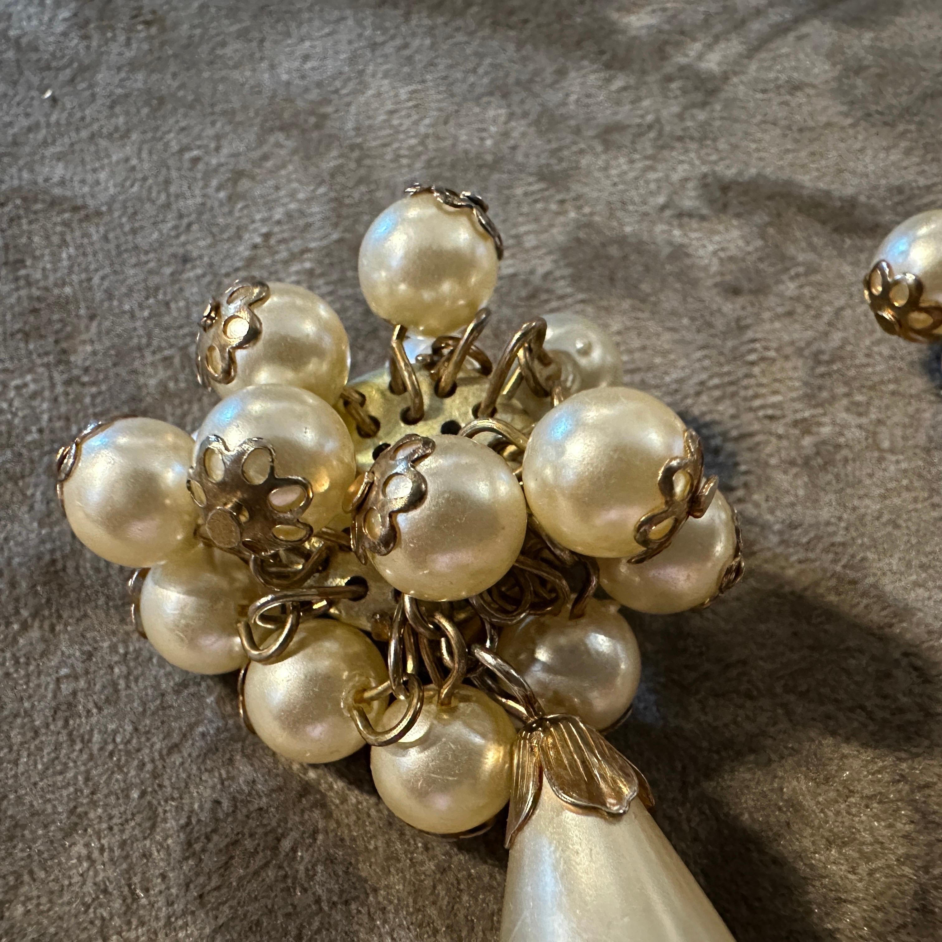 1980er Vintage Modeschmuck aus Messing und Kunstperlen  Italienische Clip-Ohrringe im Angebot 1