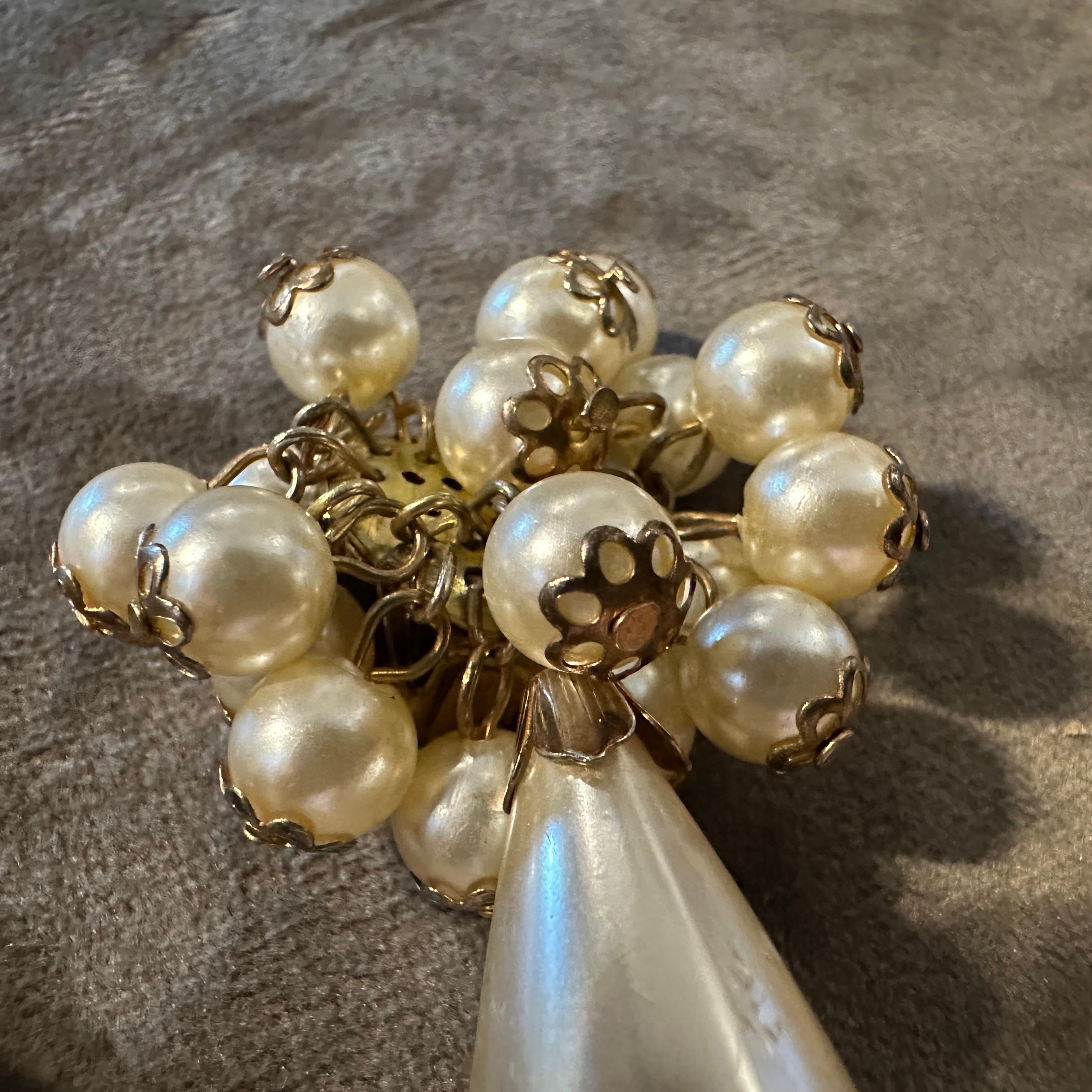 1980er Vintage Modeschmuck aus Messing und Kunstperlen  Italienische Clip-Ohrringe im Angebot 2