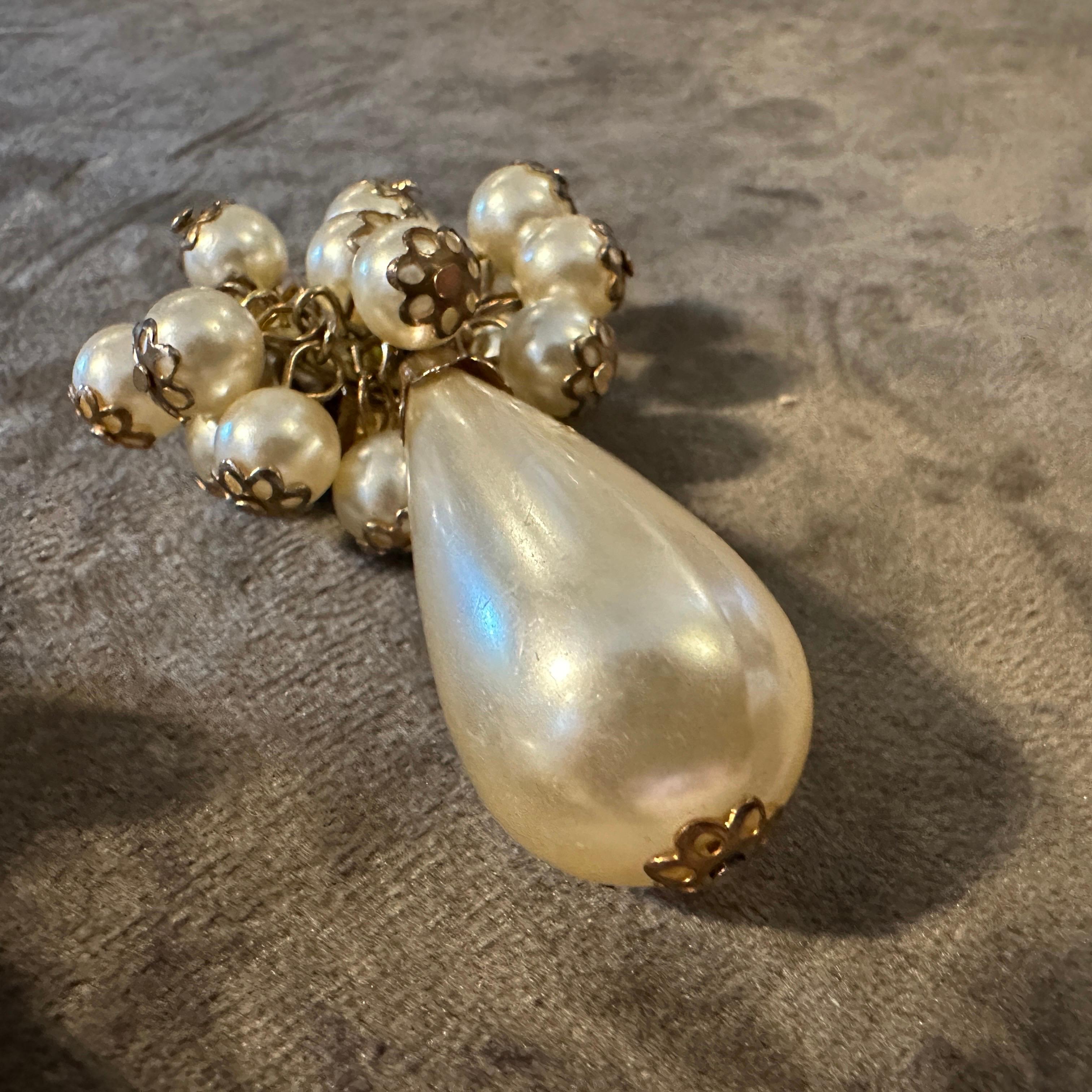 1980er Vintage Modeschmuck aus Messing und Kunstperlen  Italienische Clip-Ohrringe im Angebot 3