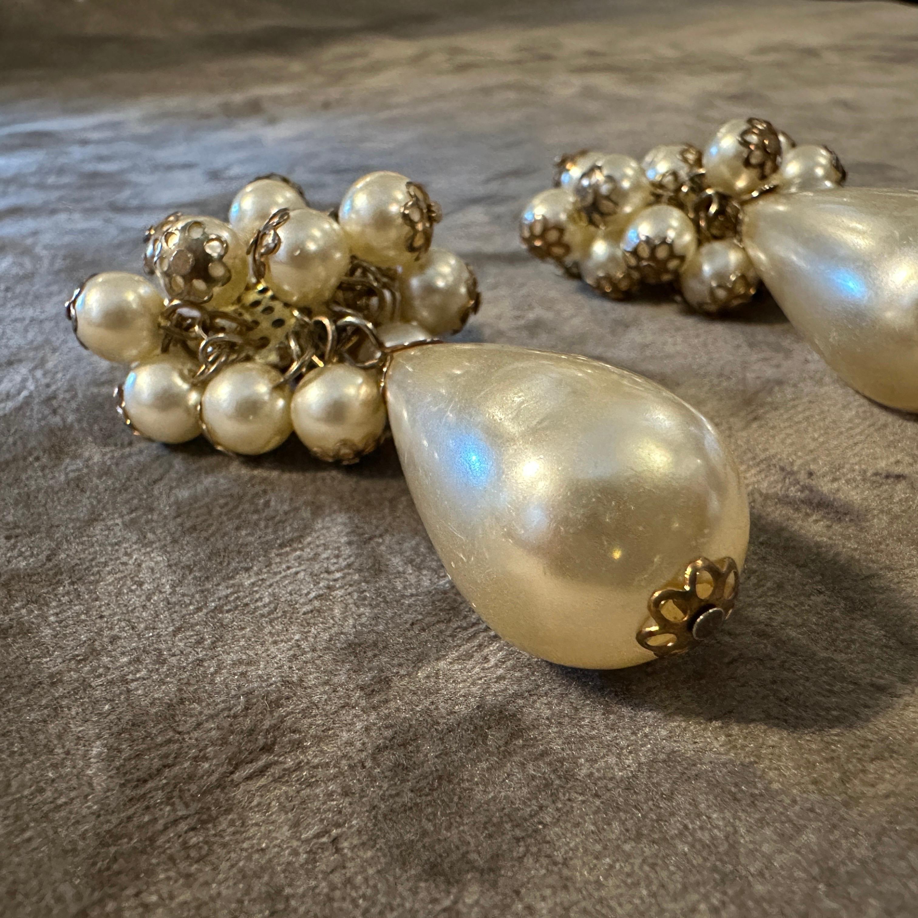1980er Vintage Modeschmuck aus Messing und Kunstperlen  Italienische Clip-Ohrringe im Angebot 4