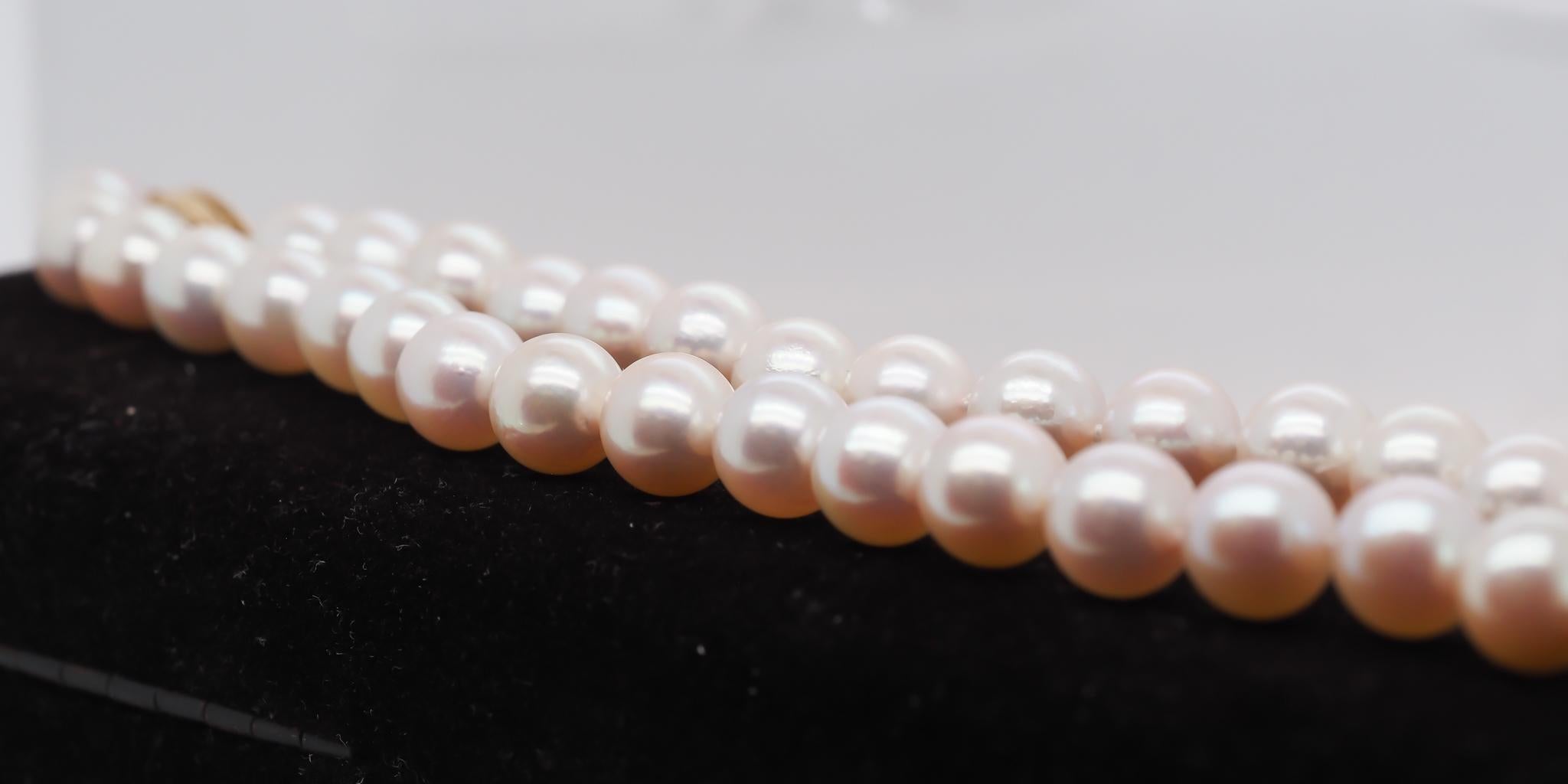 1980s Vintage Cultured Pearl Necklace with 14K Yellow Gold Claps In Good Condition For Sale In Hicksville, NY