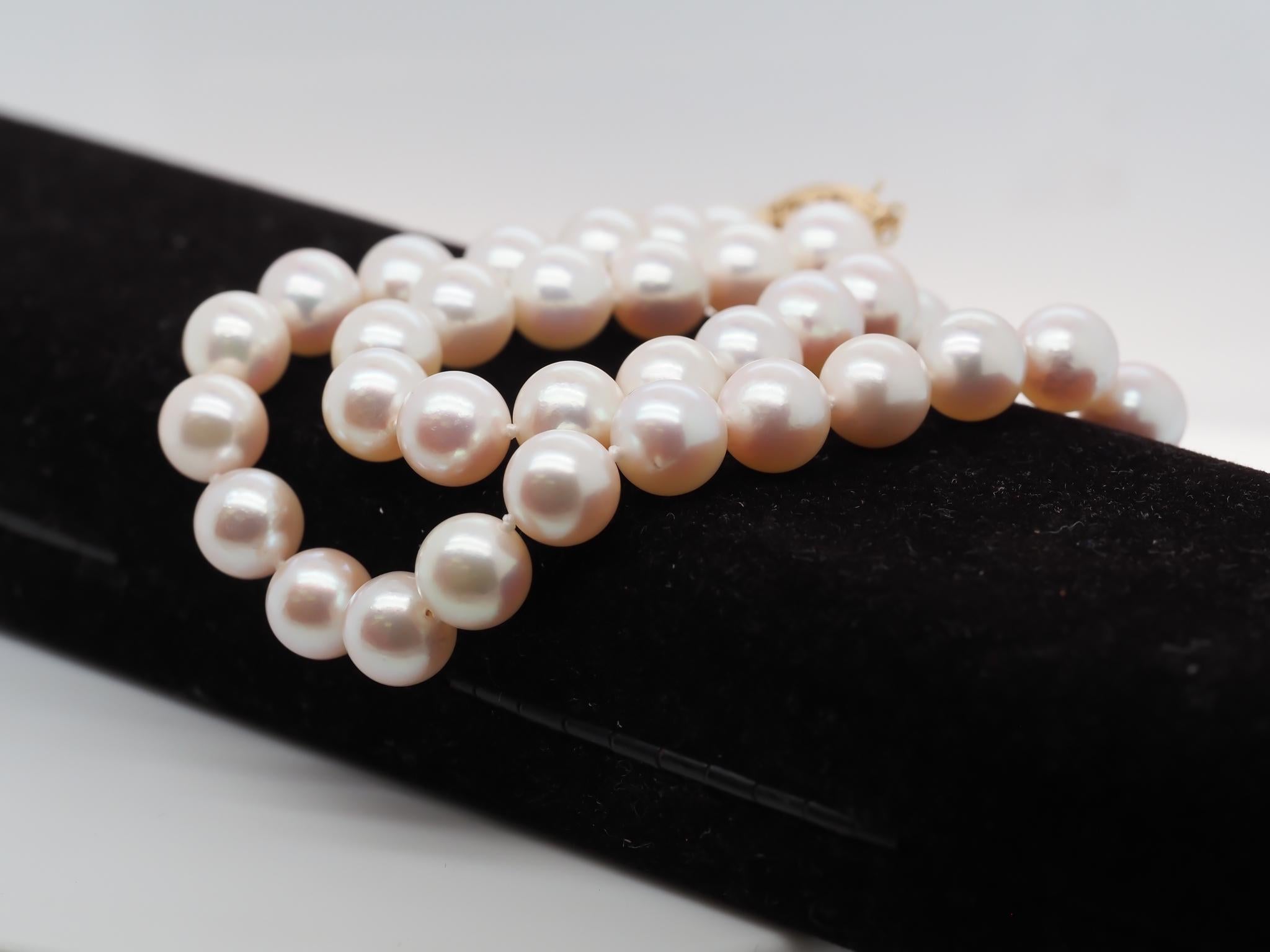 Women's 1980s Vintage Cultured Pearl Necklace with 14K Yellow Gold Claps For Sale
