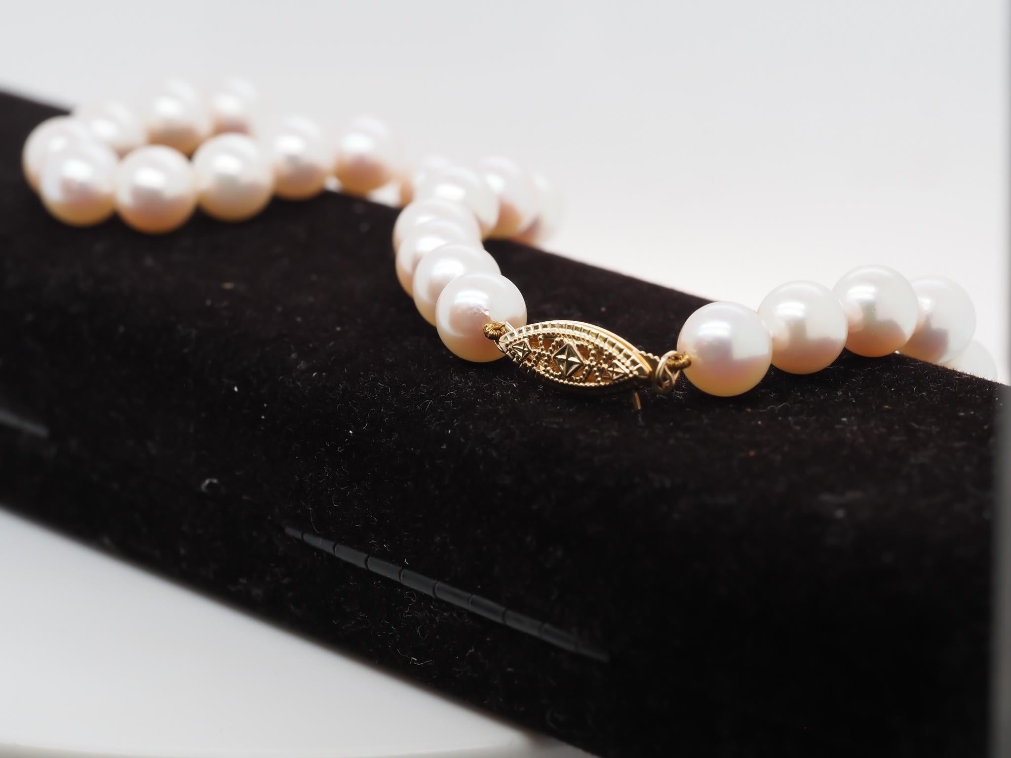 1980s Vintage Cultured Pearl Necklace with 14K Yellow Gold Claps For Sale 1