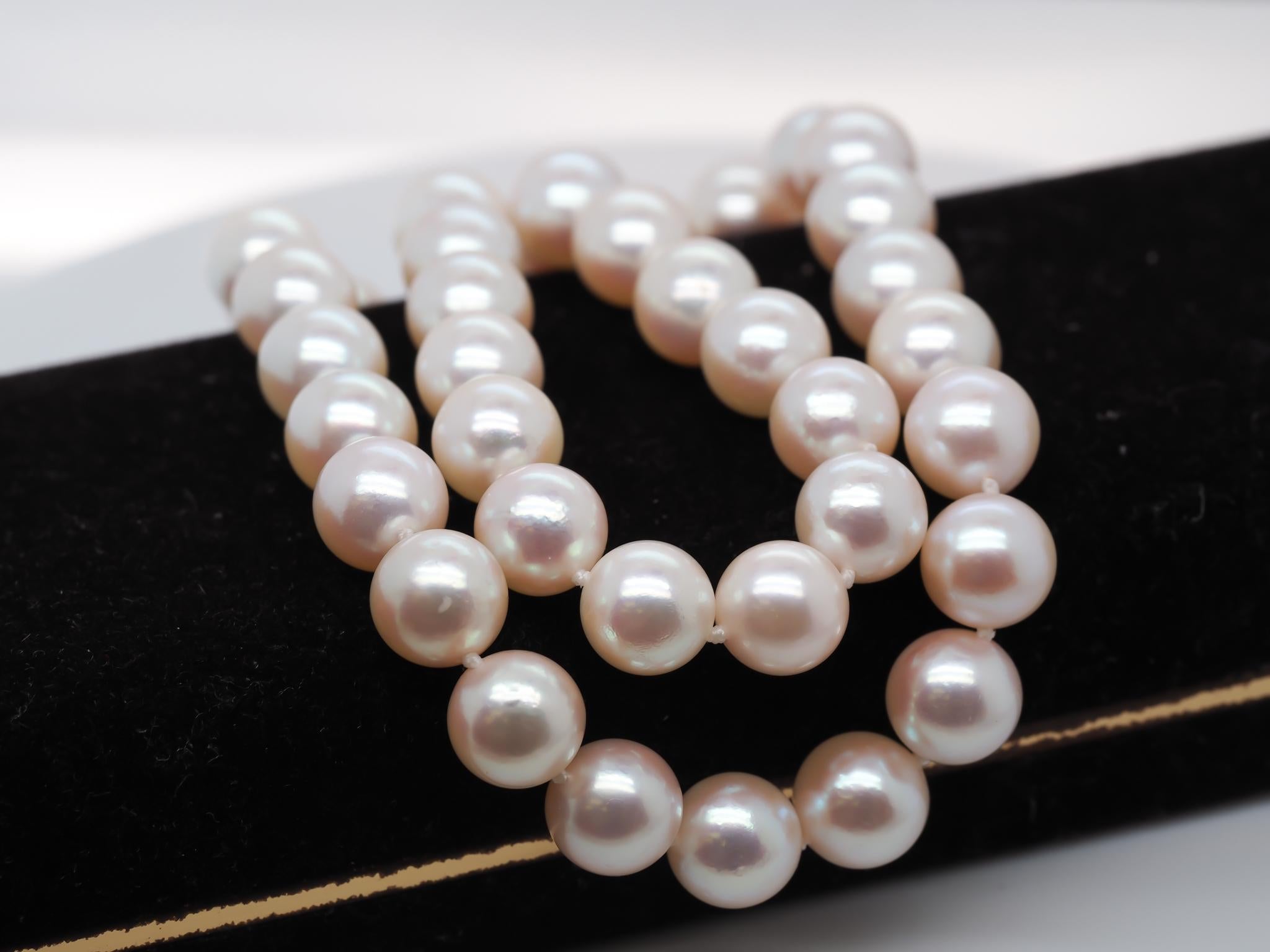 1980s Vintage Cultured Pearl Necklace with 14K Yellow Gold Claps For Sale 2
