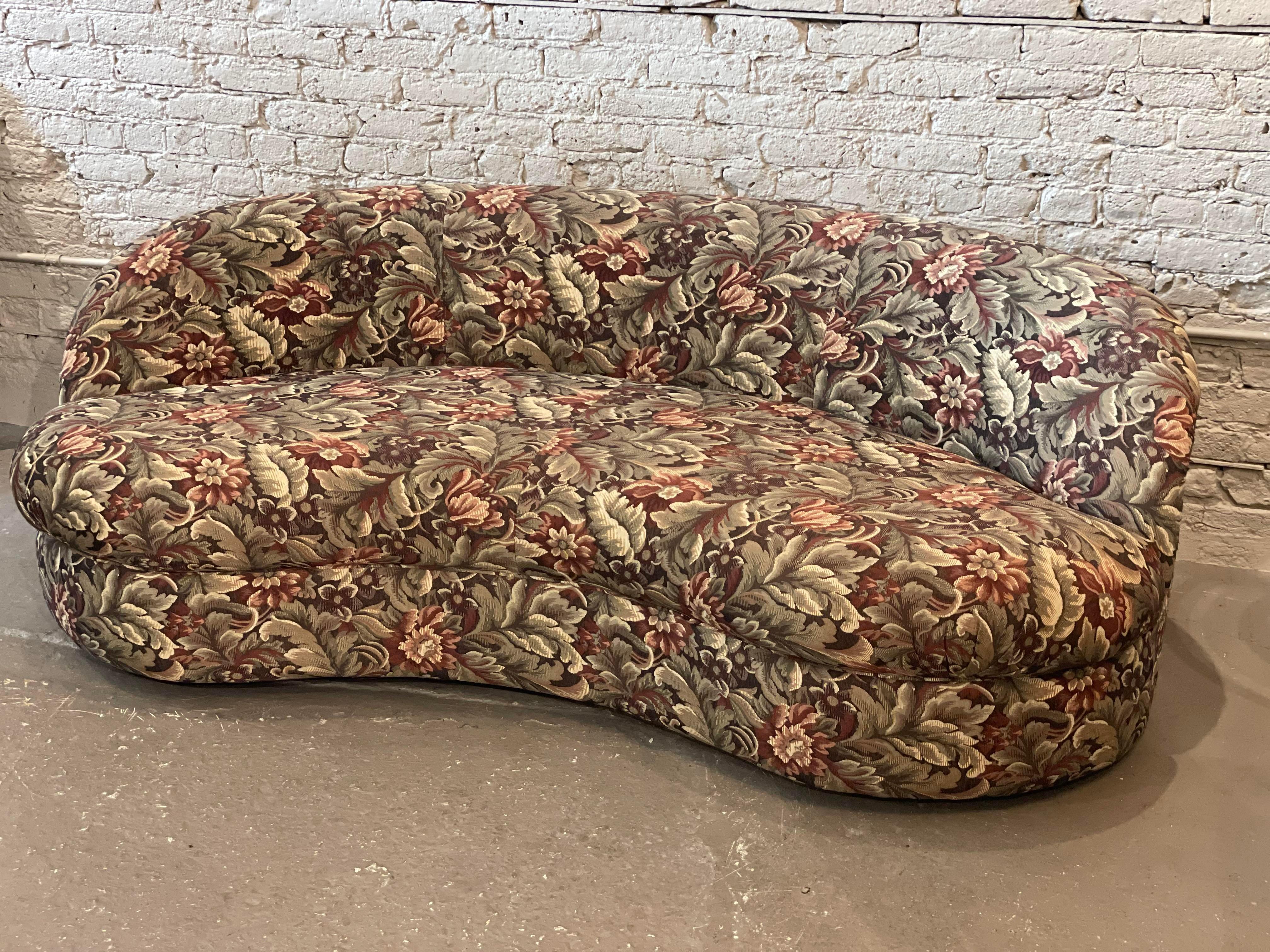 1980s Vintage Curved Kidney Postmodern Sofa In Fair Condition In Chicago, IL