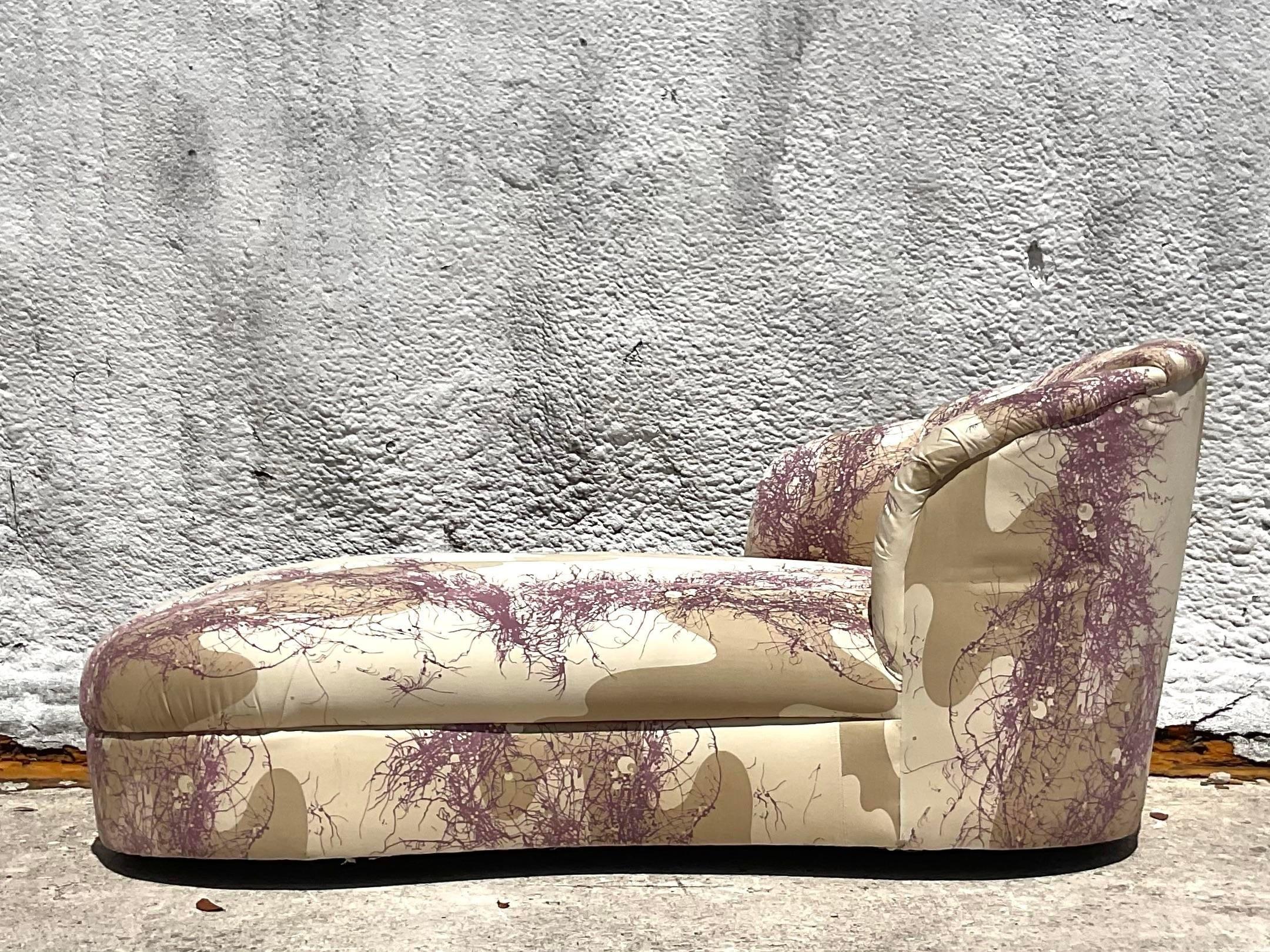 Schwelgen Sie in Retro-Luxus mit unserer Vintage 80s Custom Channel Tufted Chaise Lounge. Dieses Möbelstück im amerikanischen Stil besticht durch elegante Tufting-Muster und eine weiche Polsterung, die sowohl Stil als auch Komfort bietet. Perfekt,