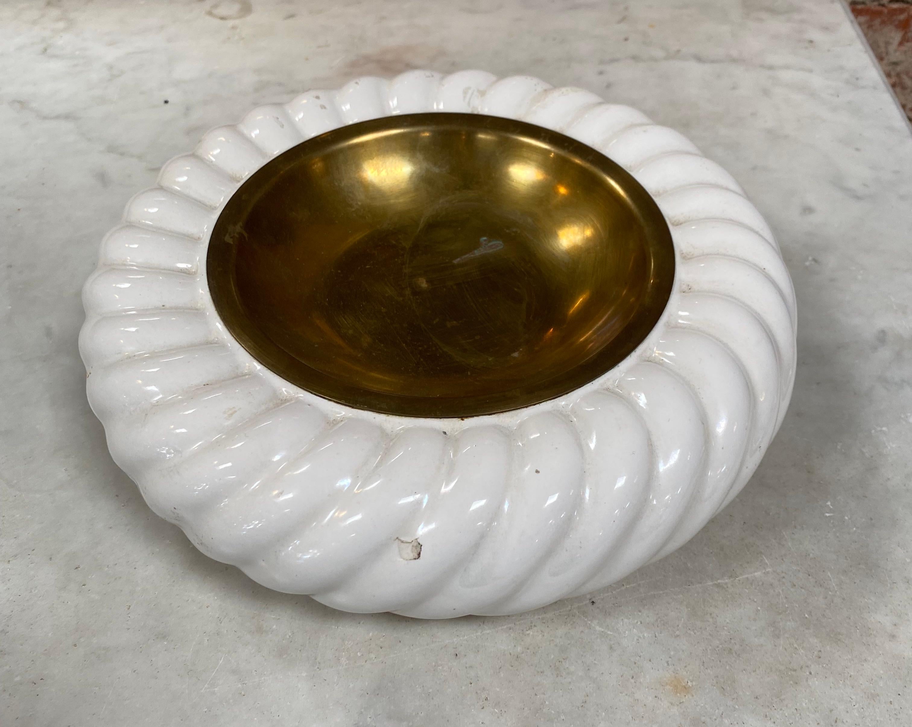 Beautiful vintage Italian ashtray made with porcelain in Italy signed by Tommaso Barbi.
The manufacturer's brand stamp is at the bottom of the item while on the outside, the vivid white of the ceramic, combined with the swirl pattern, creates an