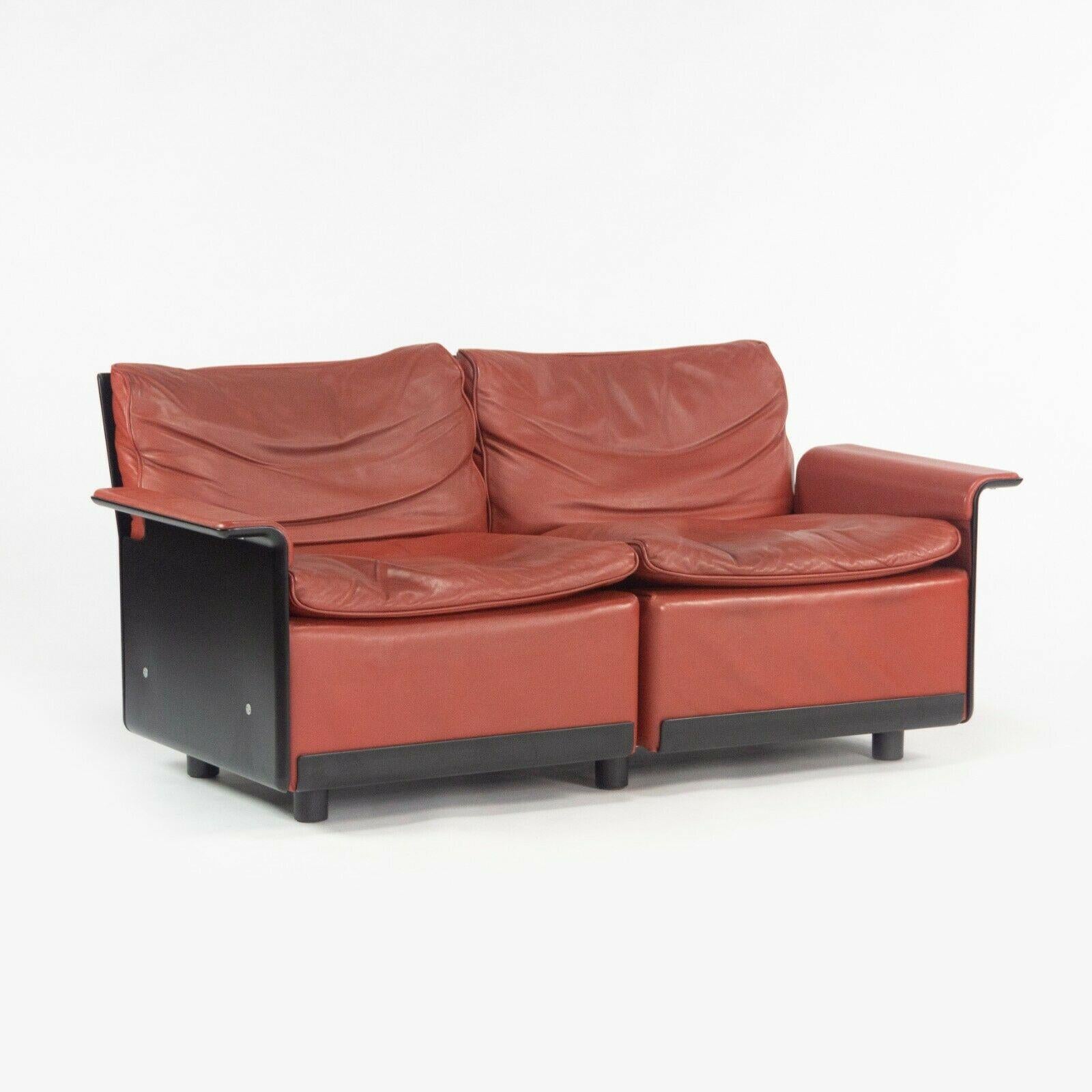 Zum Verkauf steht ein seltener Zweisitzer-Sofa von Dieter Rams für Vitsoe 620 mit wunderschönem rotem Lederbezug und schwarzer Verkleidung. Dies ist einer unserer Favoriten, denn Dieter Rams ist natürlich einer der beliebtesten Industriedesigner der