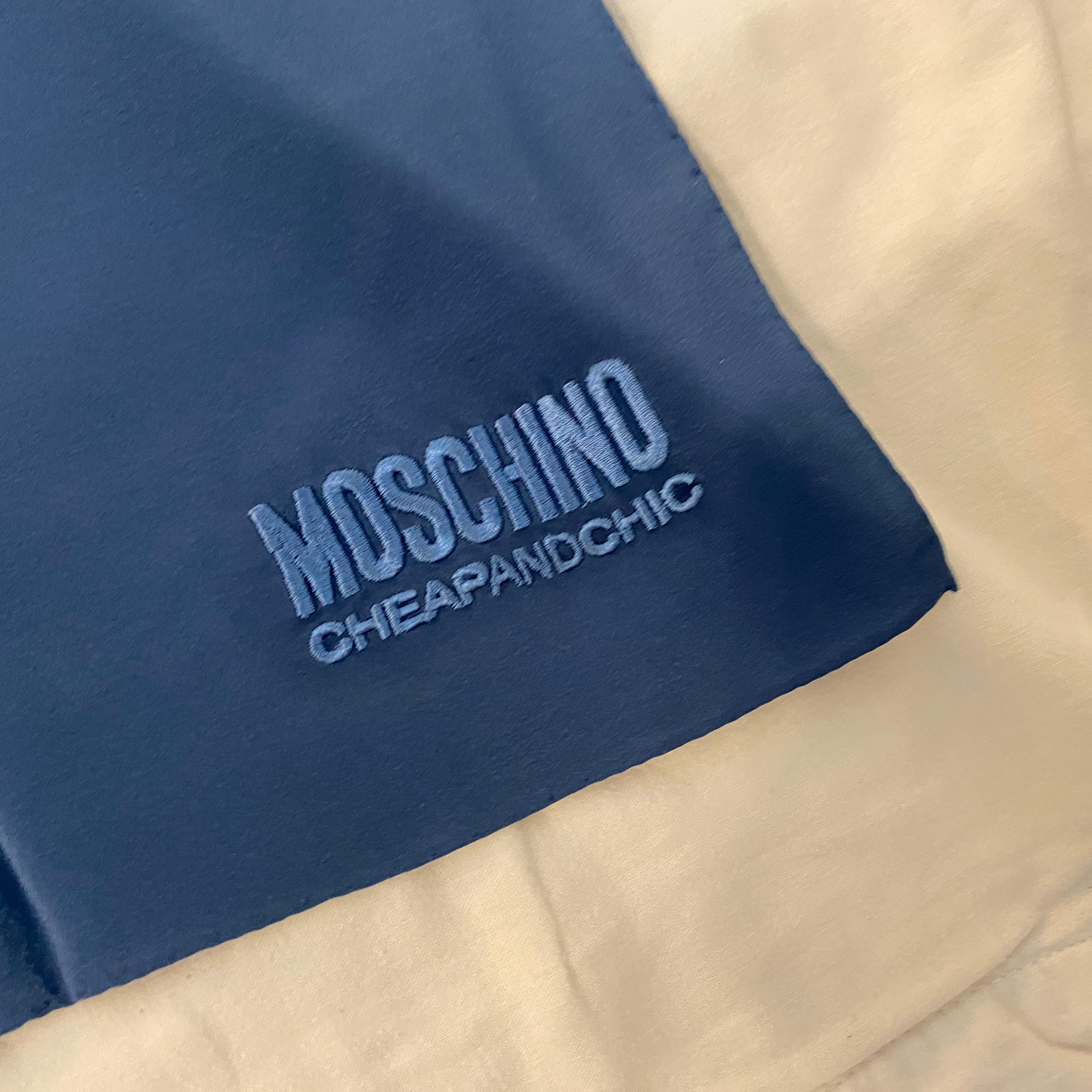 Foulard italien « Vintage Luxury is Relative » des années 1980 en soie bleue et or de Moschino en vente 2