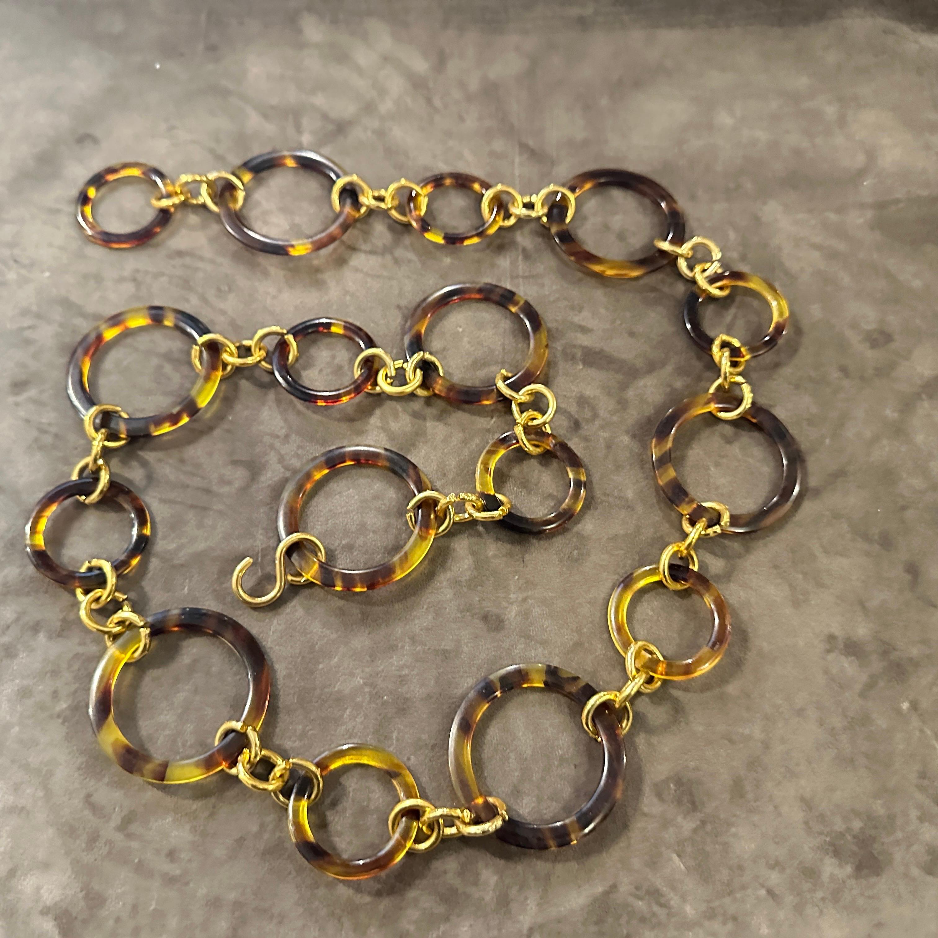 1980s Vintage Fake Tortoiseshell Lucite and Brass Italian Fashion Belt In Excellent Condition For Sale In Aci Castello, IT