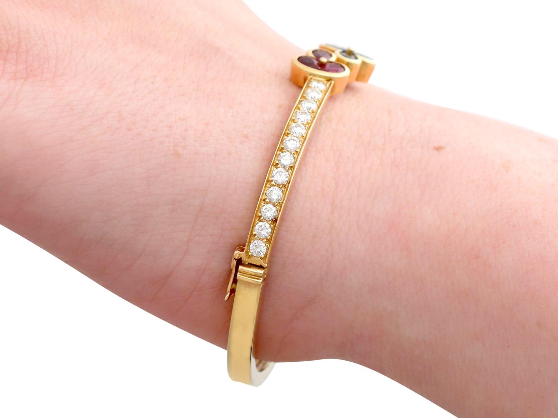 Bracelet jonc en or français vintage des années 1980 avec rubis de 1,05 carat, diamants de 2,16 carats et saphirs en vente 5
